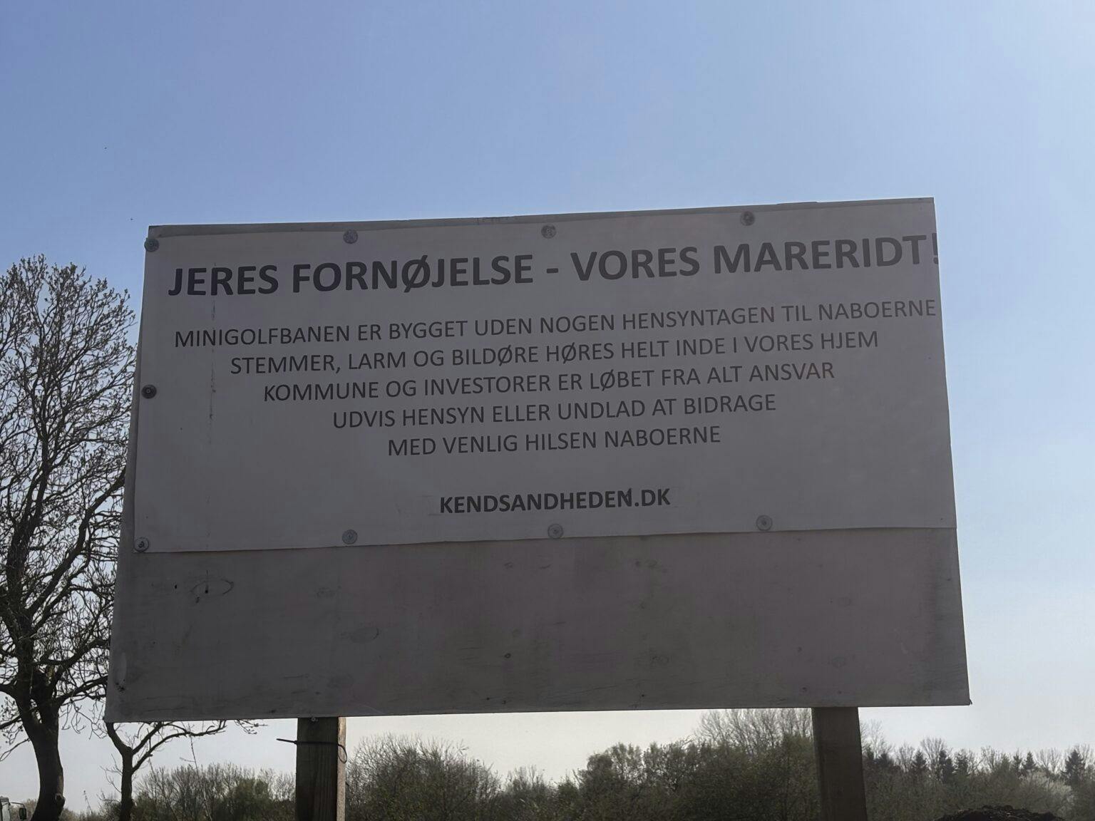 Beskeden er ikke til at tage fejl af. Og hjemmesiden, som der reklameres for i bunden, afslører også afsenderen. Den ejes og drives nemlig af Markus Hvass, der HADER sin nabo og ikke mindst hans minigolfanlæg.