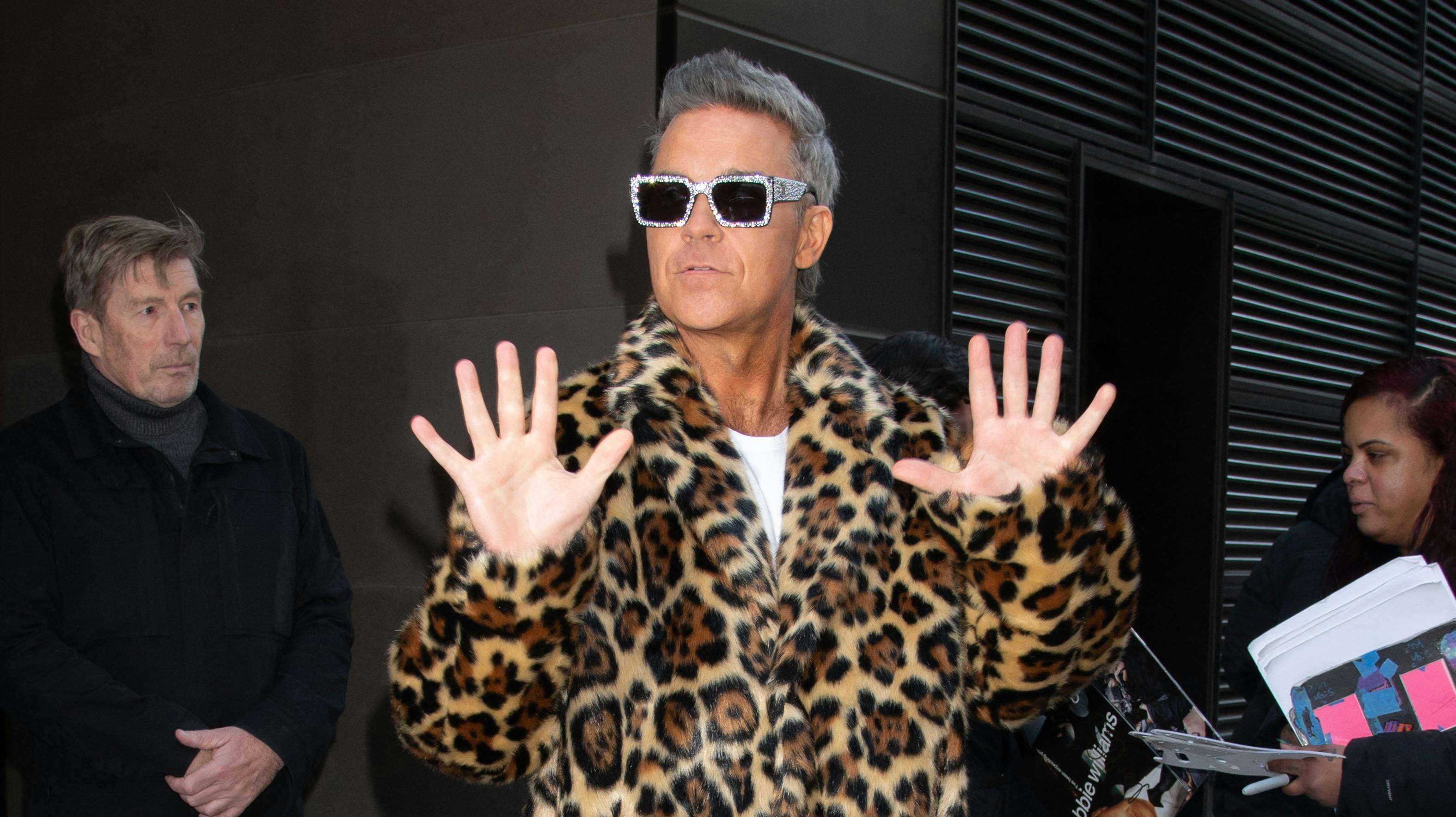 Robbie Williams mødes her med fans i New York tidligere i år - men skal man tro hans seneste opslag på Instagram, bør man holde mere afstand og lade ham være i fred.