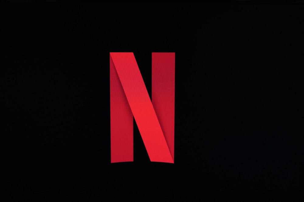 Streamingtjenesten Netflix slår analytikernes forventninger og kan se en stigning i omsætningen i første kvartal. Det skyldes blandt andet højere abonnementspriser.
