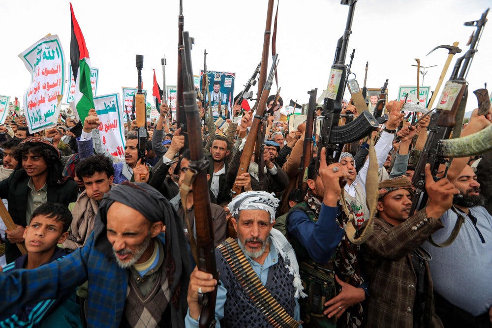 Demonstranter retter deres rifler mod himlen under en protest tidligere i april i Yemens hovedstad, Sanaa, i solidaritet med palæstinensere i Gazastriben. 