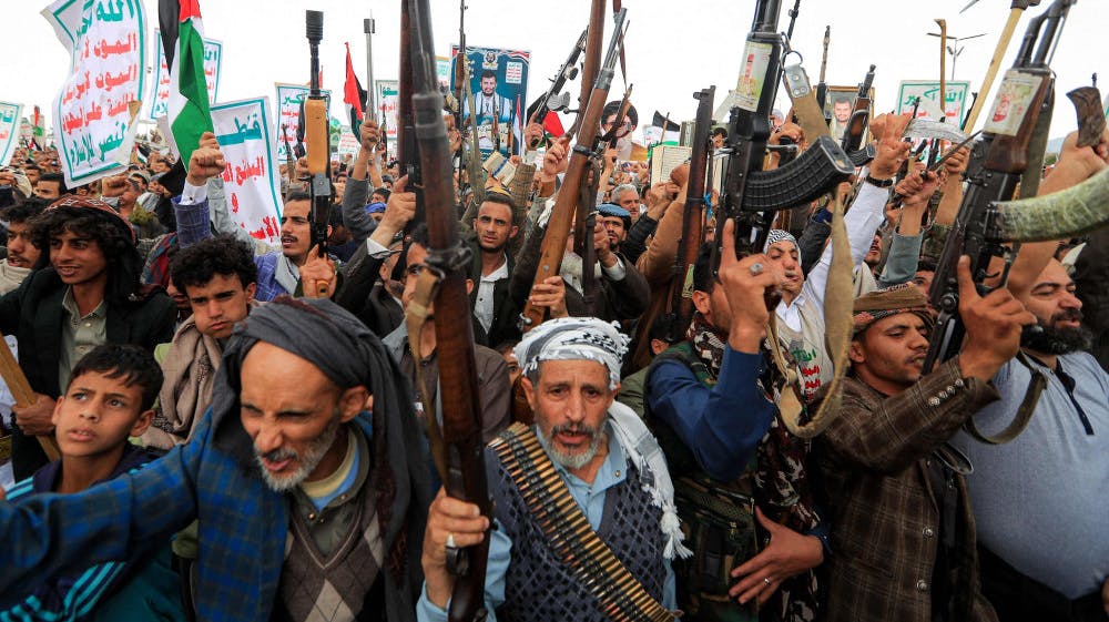 Demonstranter retter deres rifler mod himlen under en protest tidligere i april i Yemens hovedstad, Sanaa, i solidaritet med palæstinensere i Gazastriben.