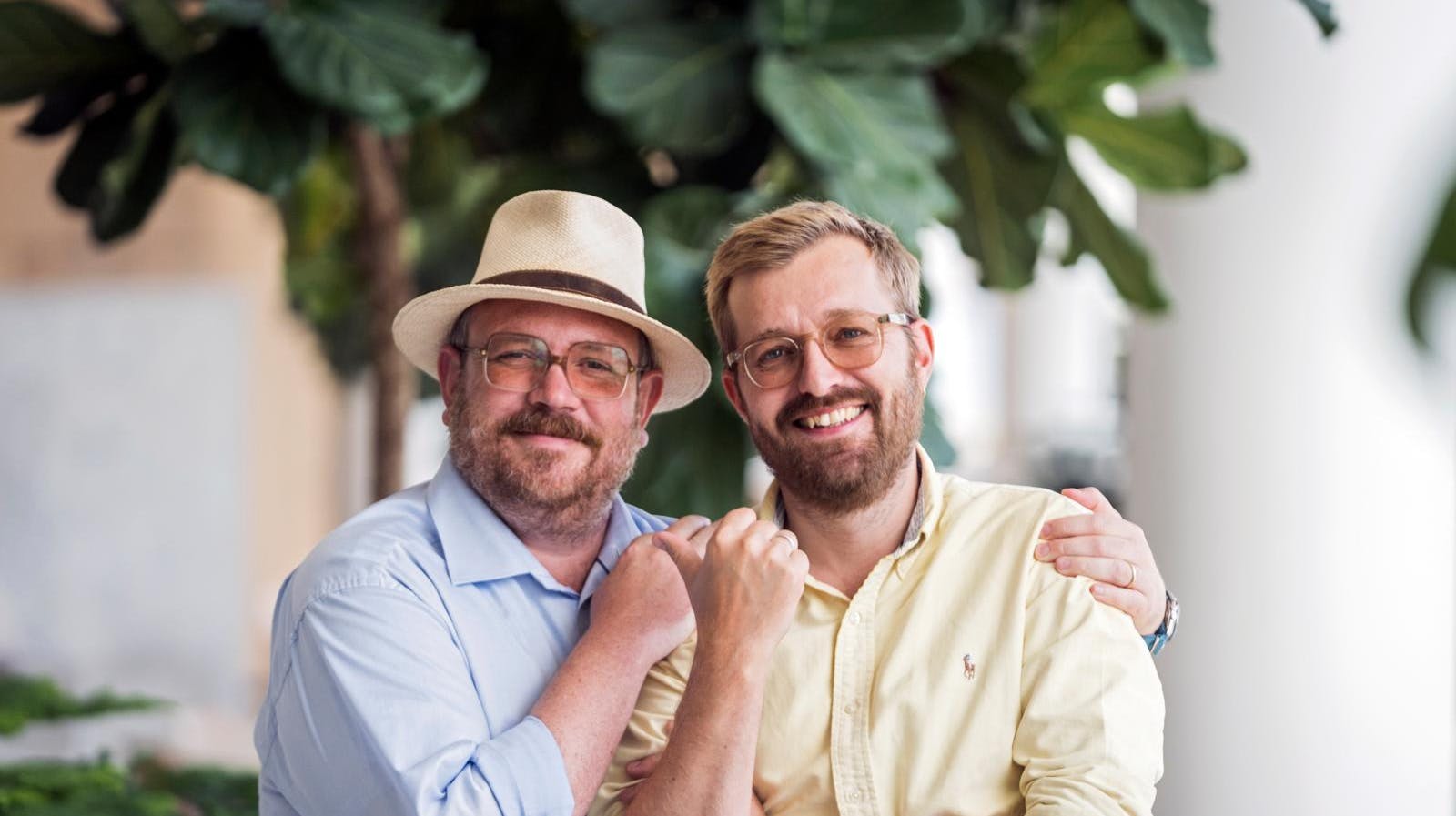 Mon ikke kollegaen Rasmus Bruhn (t.h.) glæder sig på sin ven Frederiks vegne? Rasmus har nemlig selv tre børn - og modsat Frederiks er de alle piger: Rose, Iben og Lilli.