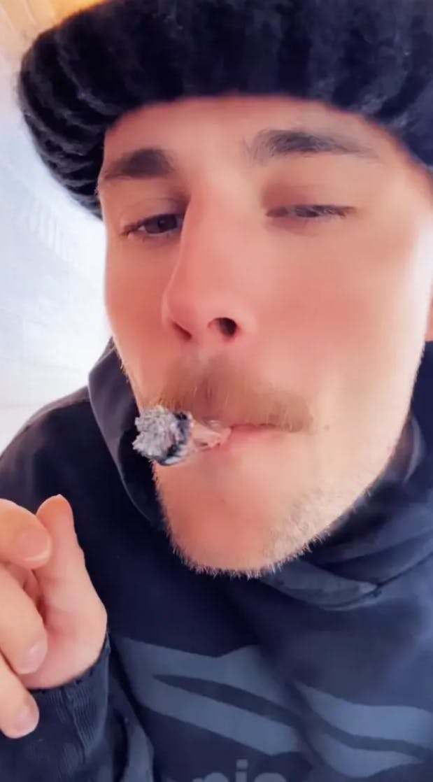 Den canadiske popstjerne ryger med jævne mellem joints på Instagram.