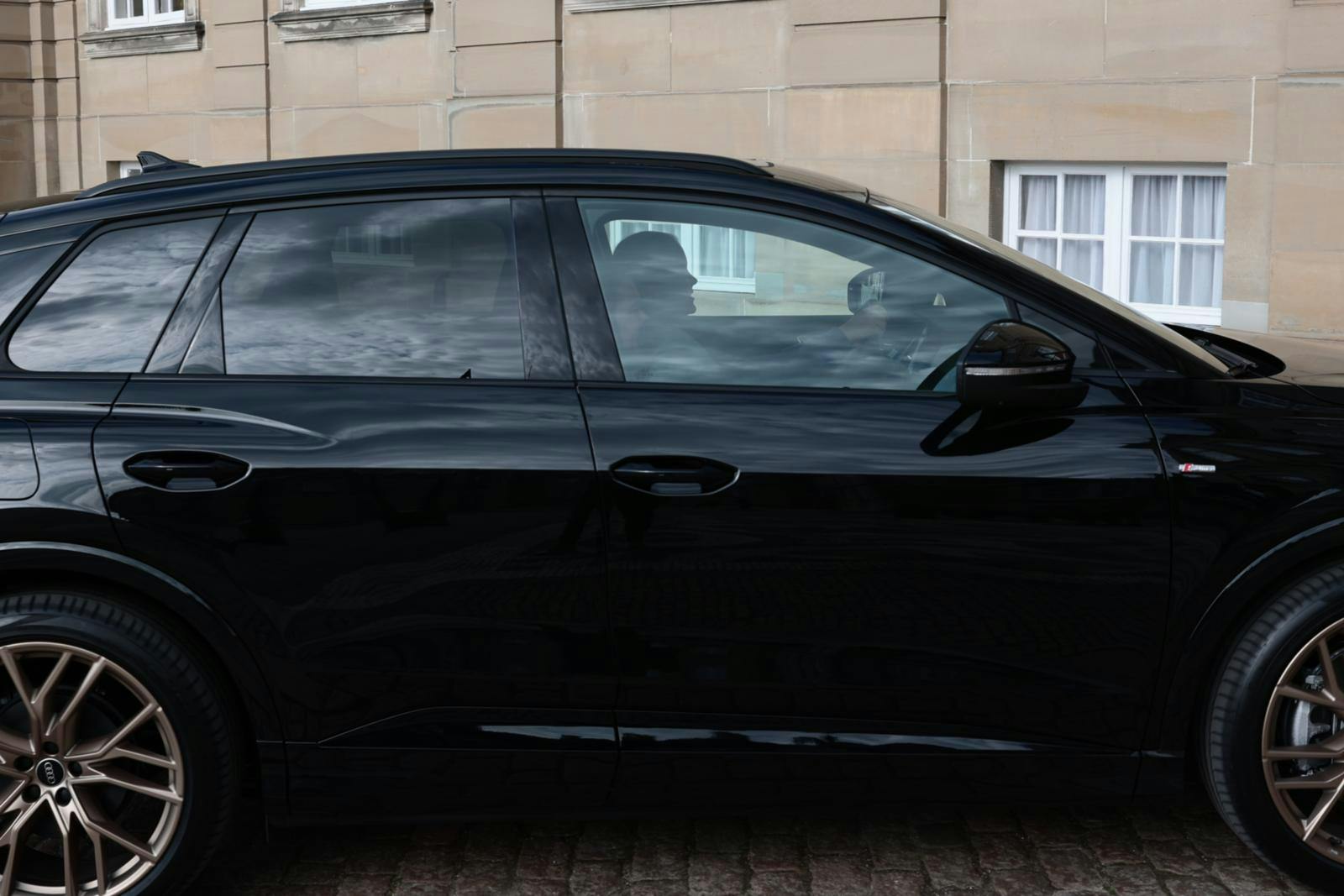 Man kan lige ane prinsesse Isabellas profil bag rattet på bilen.