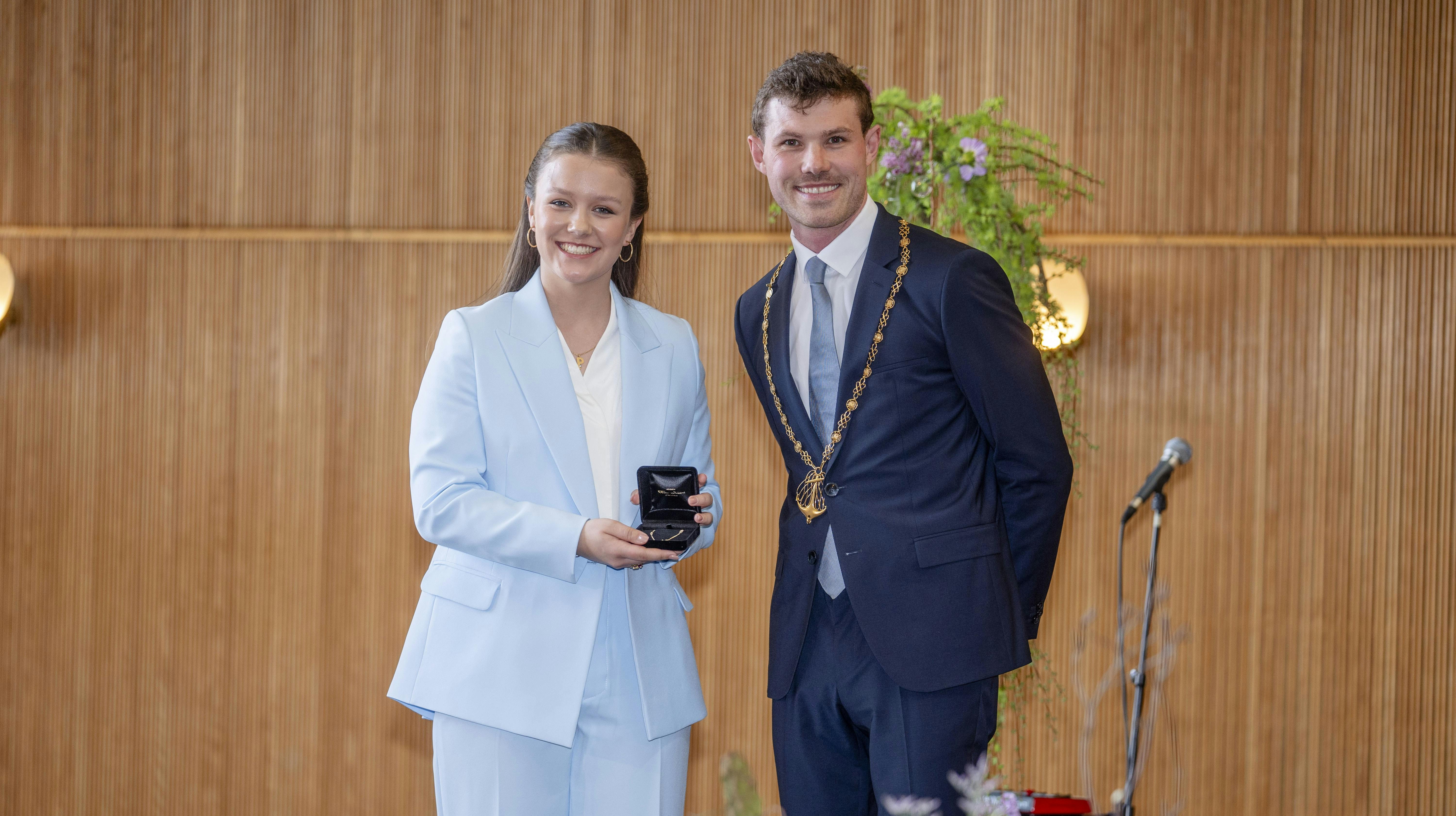 I anledningen af prinsesse Isabellas 18-års fødselsdag har kongehuset delt nye portrætter af prinsessen.