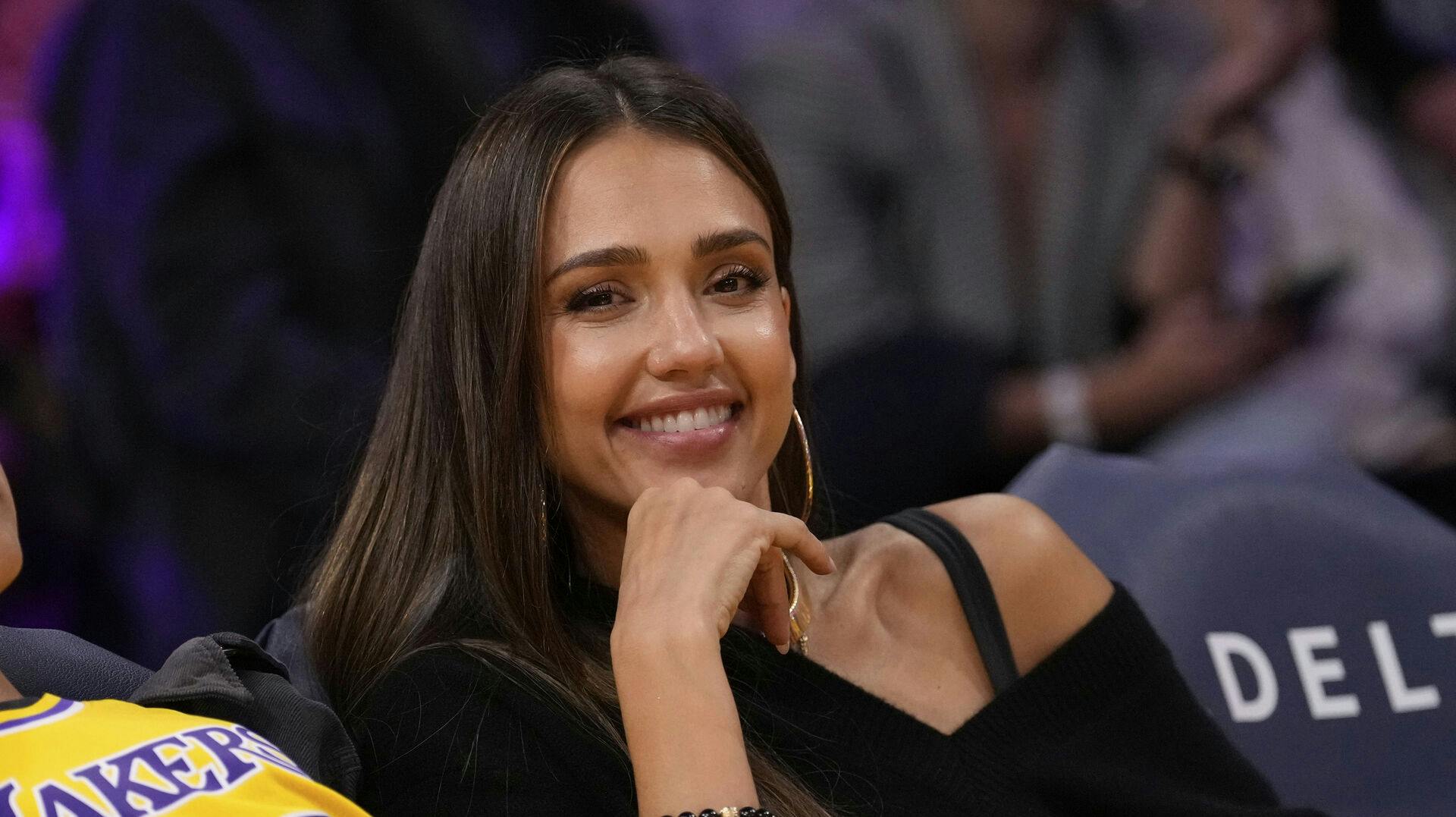 Jessica Alba strålede, da hun så en Lakers-kamp tidligere på måneden.