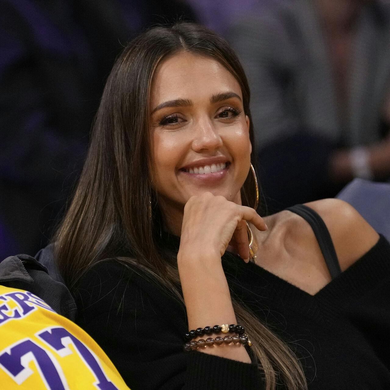 Jessica Alba strålede, da hun så en Lakers-kamp tidligere på måneden.