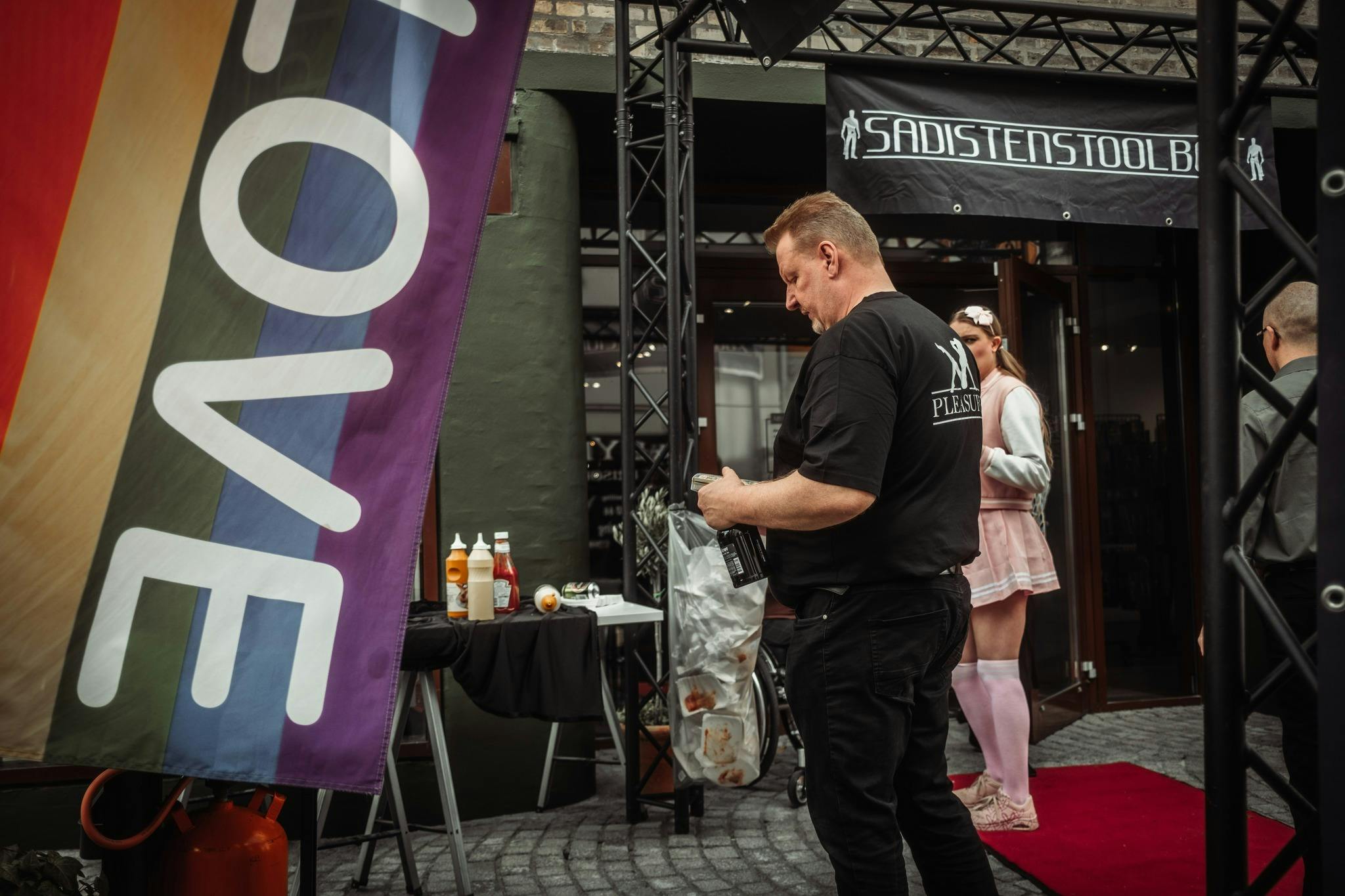 Selv om det er Dan, der swinger pisken, er han stadig ydmyg nok til at tage skraldet.