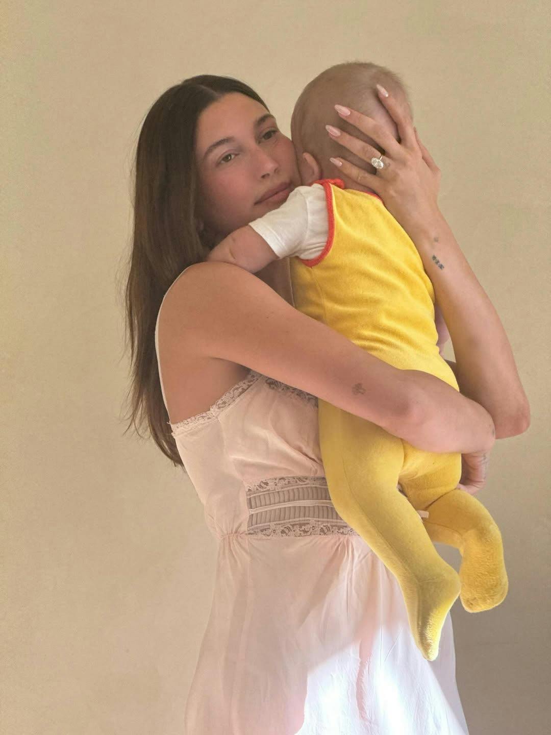 Hailey Bieber har travlt med at passe sønnen Jack, mens Bieber ryger videre.