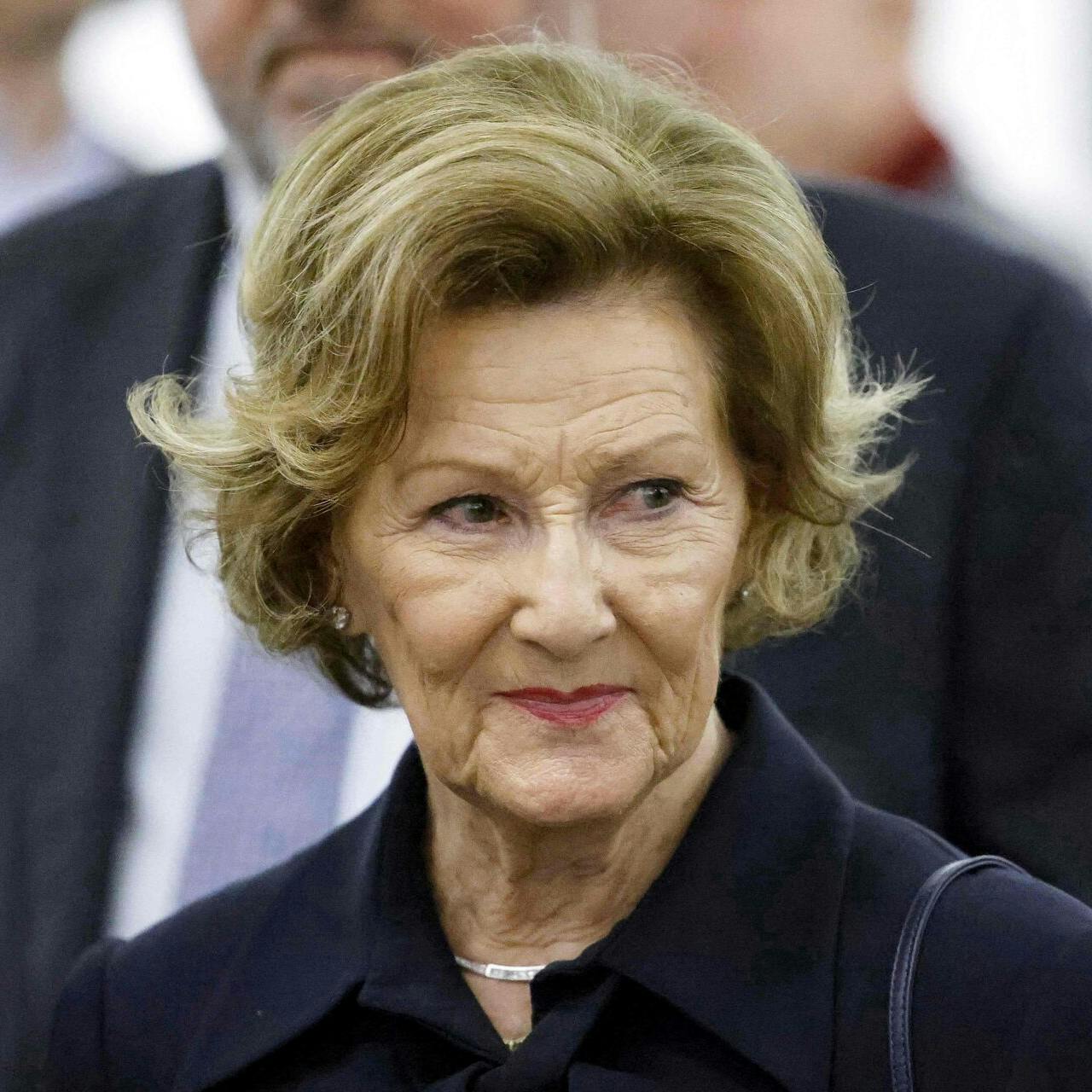 Dronning Sonja er ikke død, som det ellers fremgik i underteksterne til en video på VG.