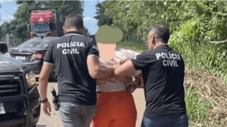 Her ses politiet føre den 35-årige kvinde væk i forbindelse med anholdelsen i drabssagen.