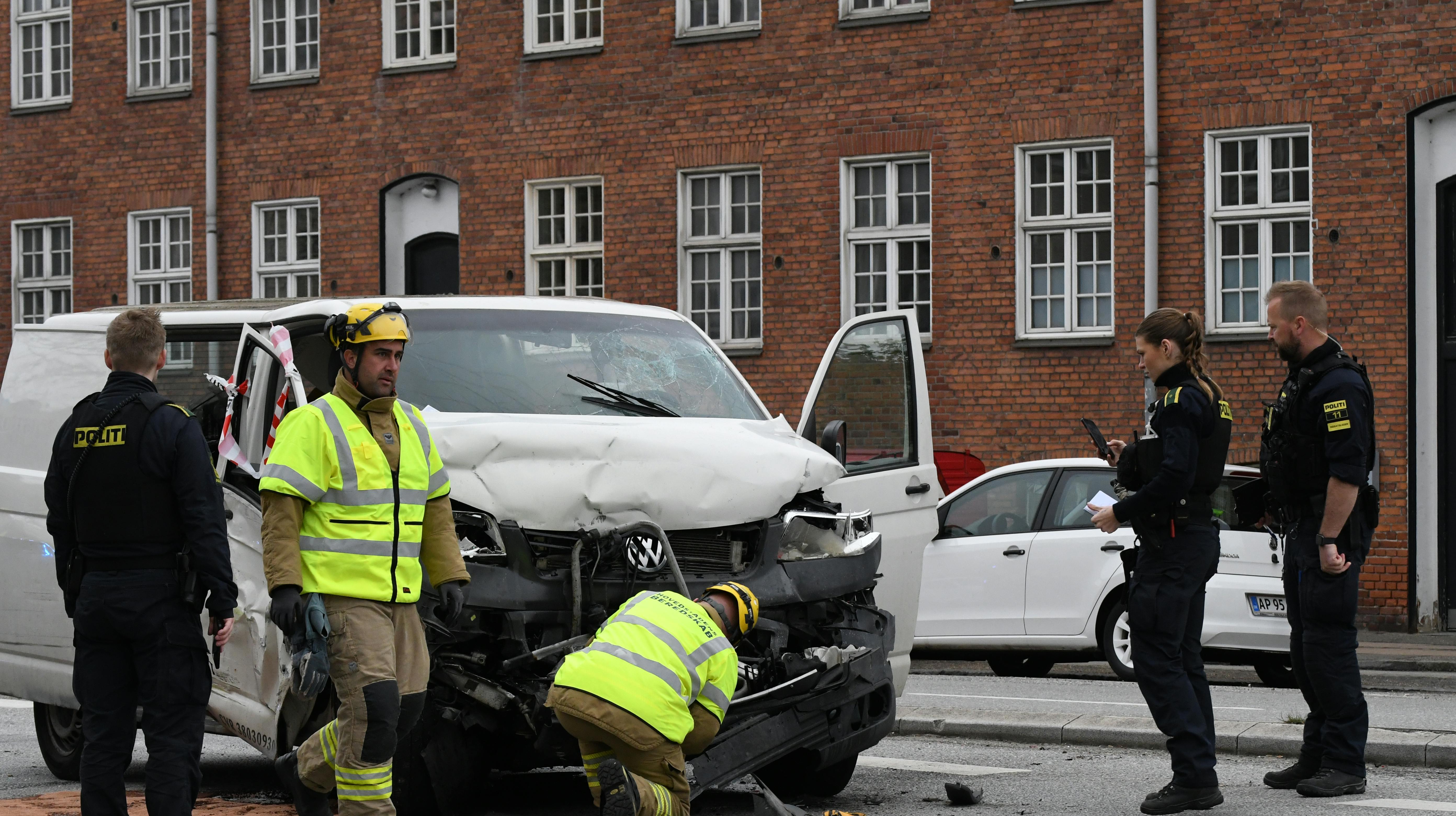 Varevognen her kørte angiveligt op i bagenden af en bus i høj fart mandag morgen.