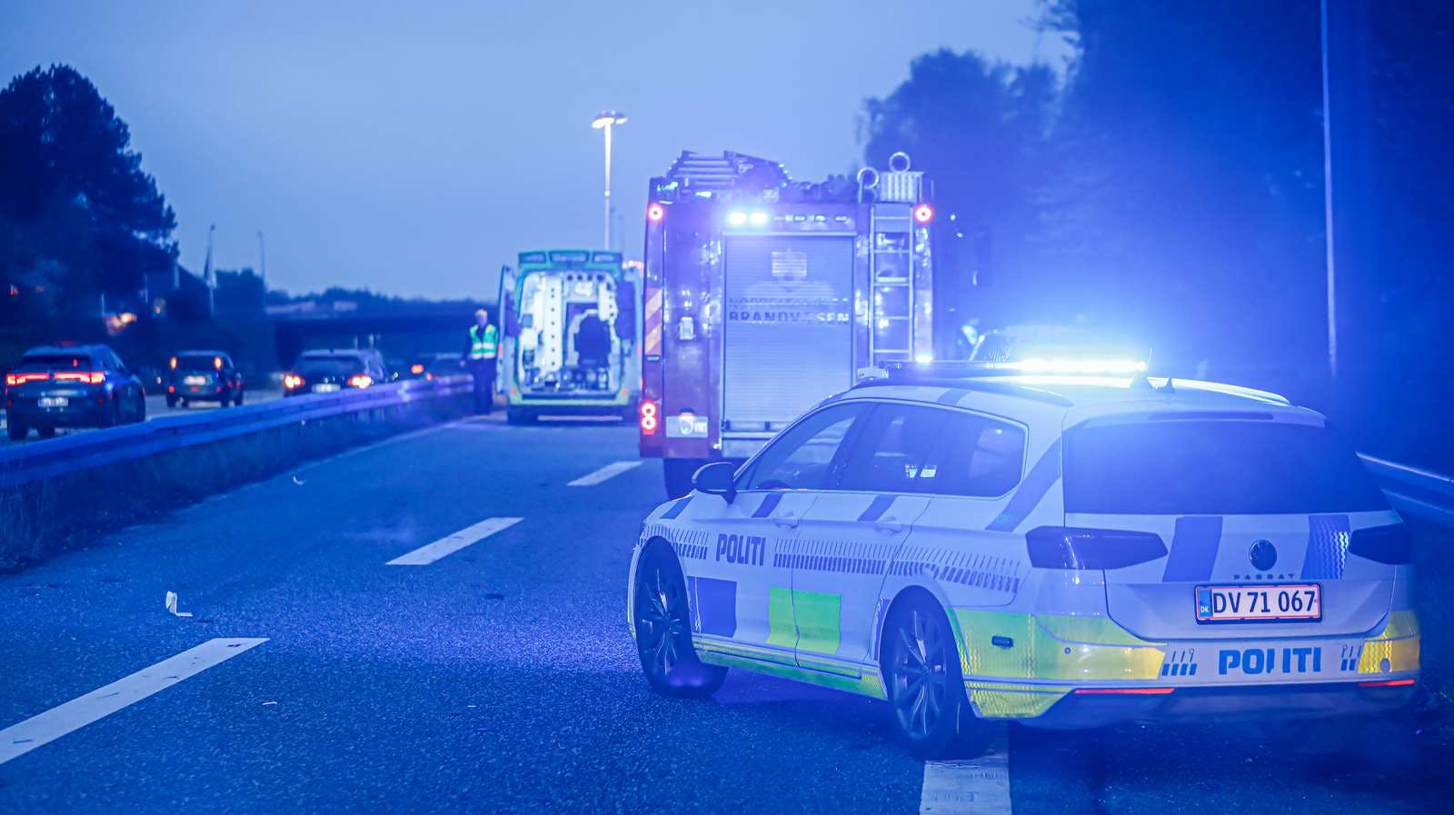 En personbil endte søndag aften på taget i en soloulykke på Helsingørmotorvejen.