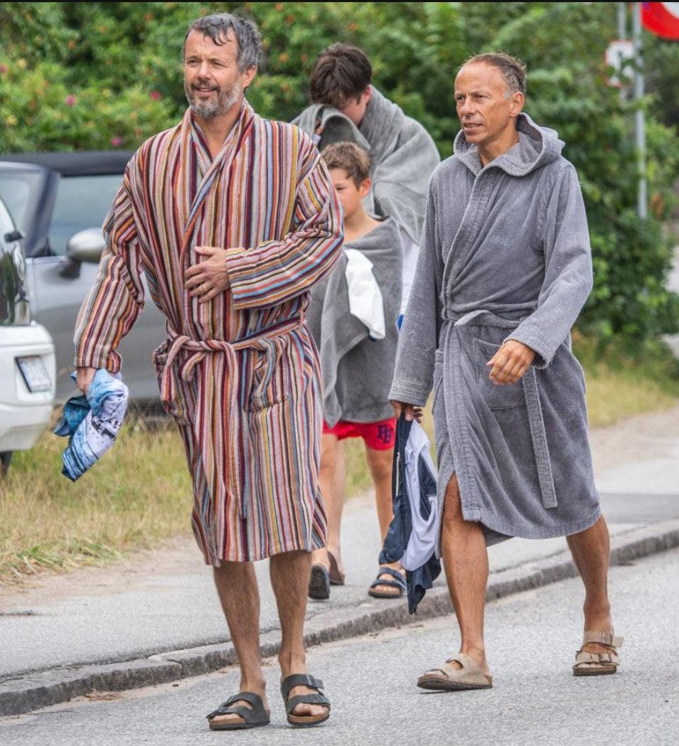 Kong Frederik X med sin gamle ven Peter Heering på vej hjem fra en dukkert i bølgerne ud for Tisvildeleje.