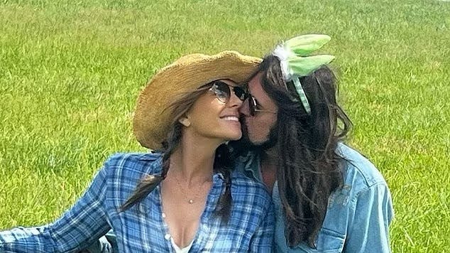 Her kysser Billy Ray Cyrus og Elizabeth Hurley.