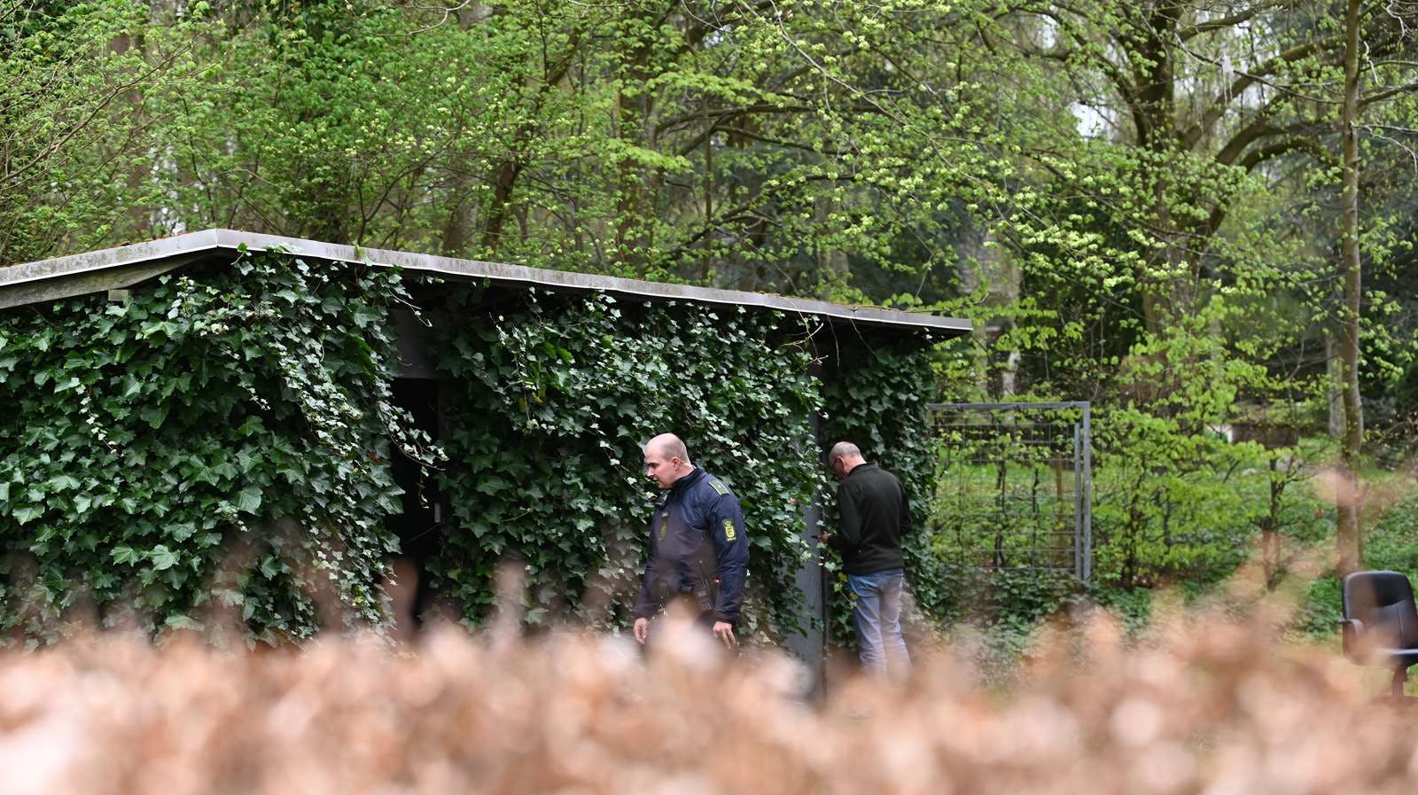 Politiet blev set arbejde i området omkring gerningsstedet, hvor der blev affyret varselsskud af ordensmagten.