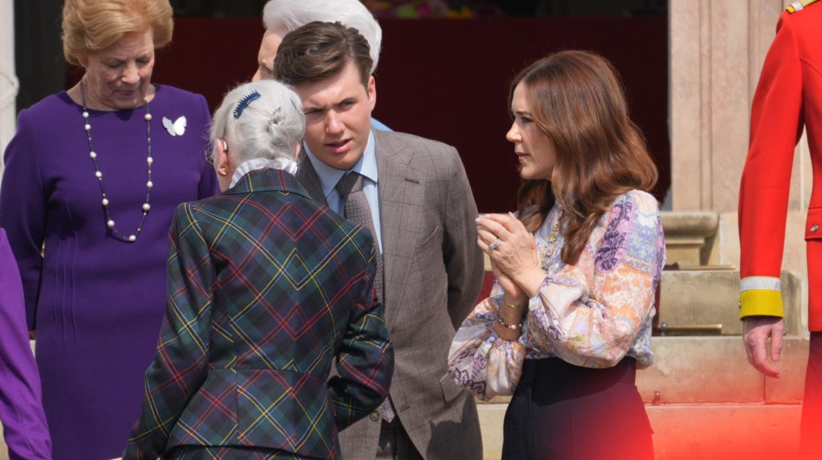 Efter nogle dage i familiens skød med fejringen af både prinsesse Isabella og senest dronning Margrethe er kronprins Christian nu tilbage i trøjen.