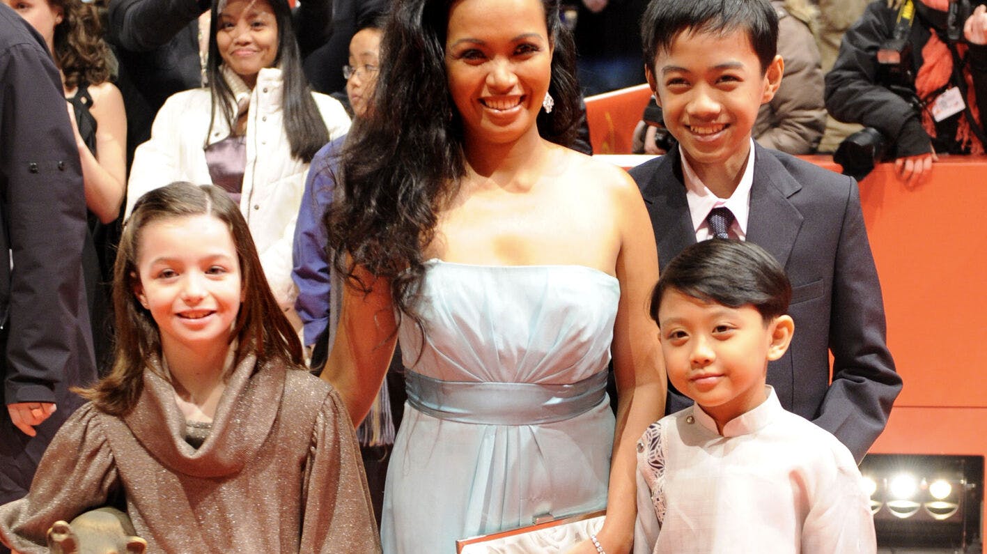 Filipina actress Marife Necesito (C)