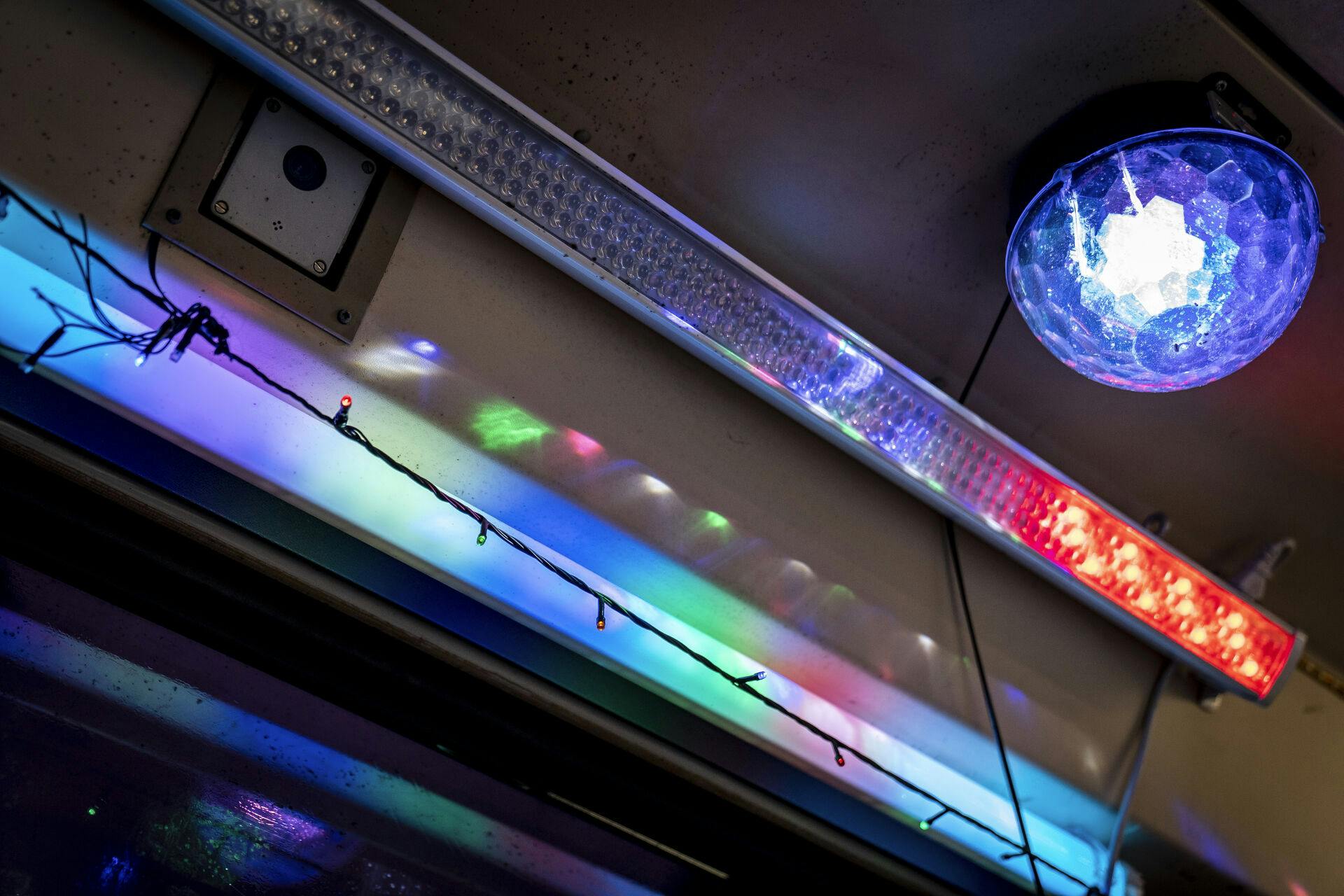 Borgere kan blive PCR testet i Partybus i Ishøj, tirsdag den 23. februar 2021. Imens at borgerne bliver testet, kan de lytte til musik og se på diskolys.. (Foto: Mads Claus Rasmussen/Ritzau Scanpix)