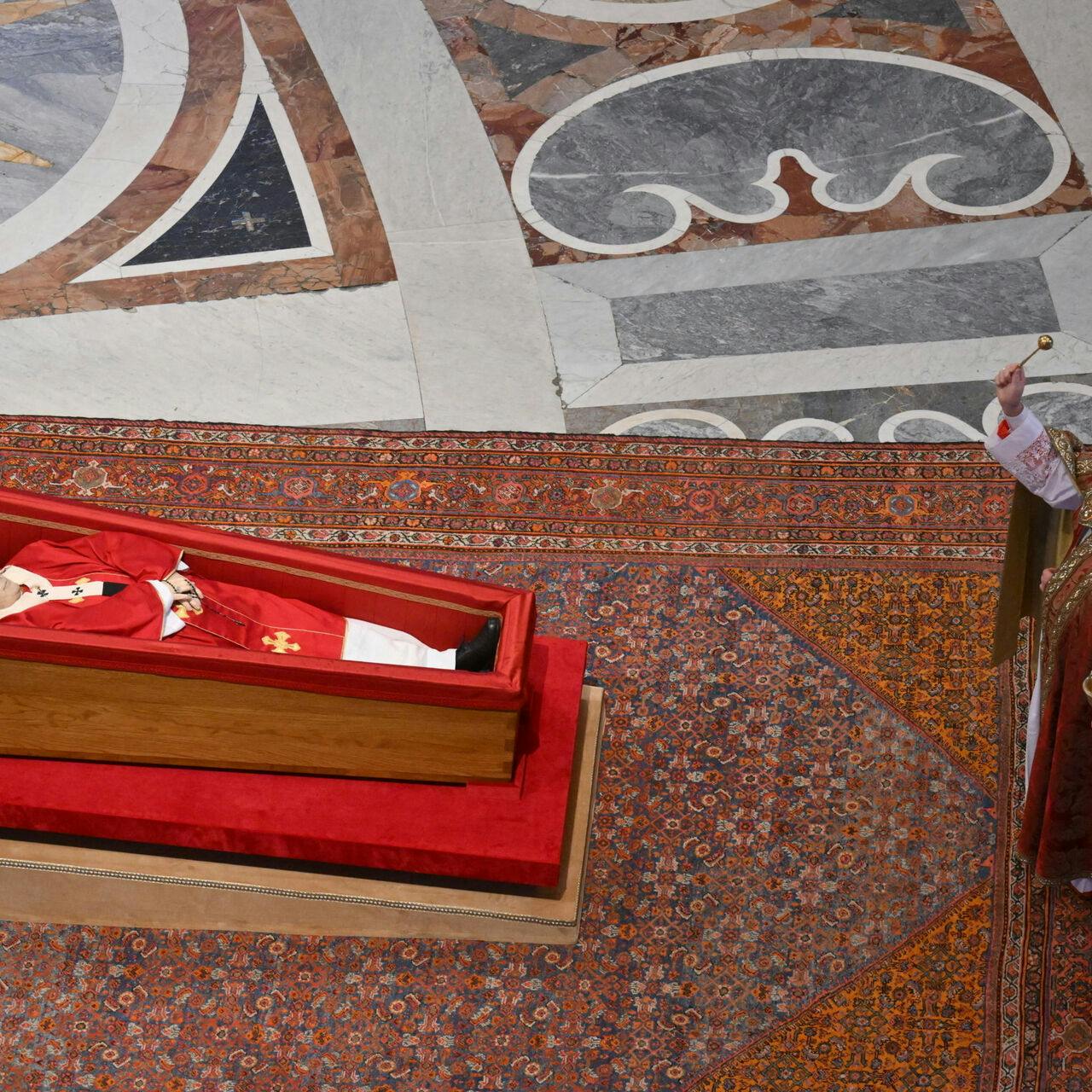 Paven ligger i St. Peters Kirken april 2025