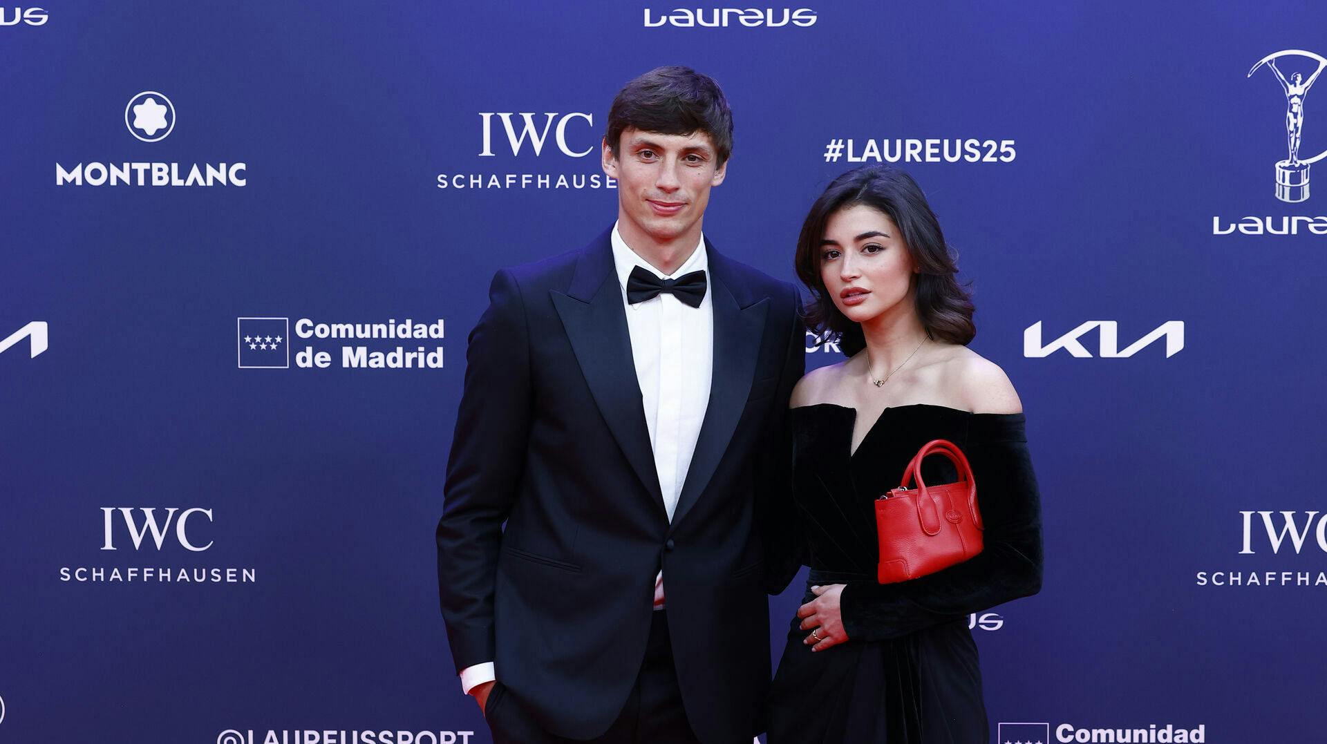 Den spanske landsholdsstjerne Robin Le Normand har holdt kæresten godt skjult. For mandag aften overraskede han alle, da han viste Cassandra Cano frem for første gang.