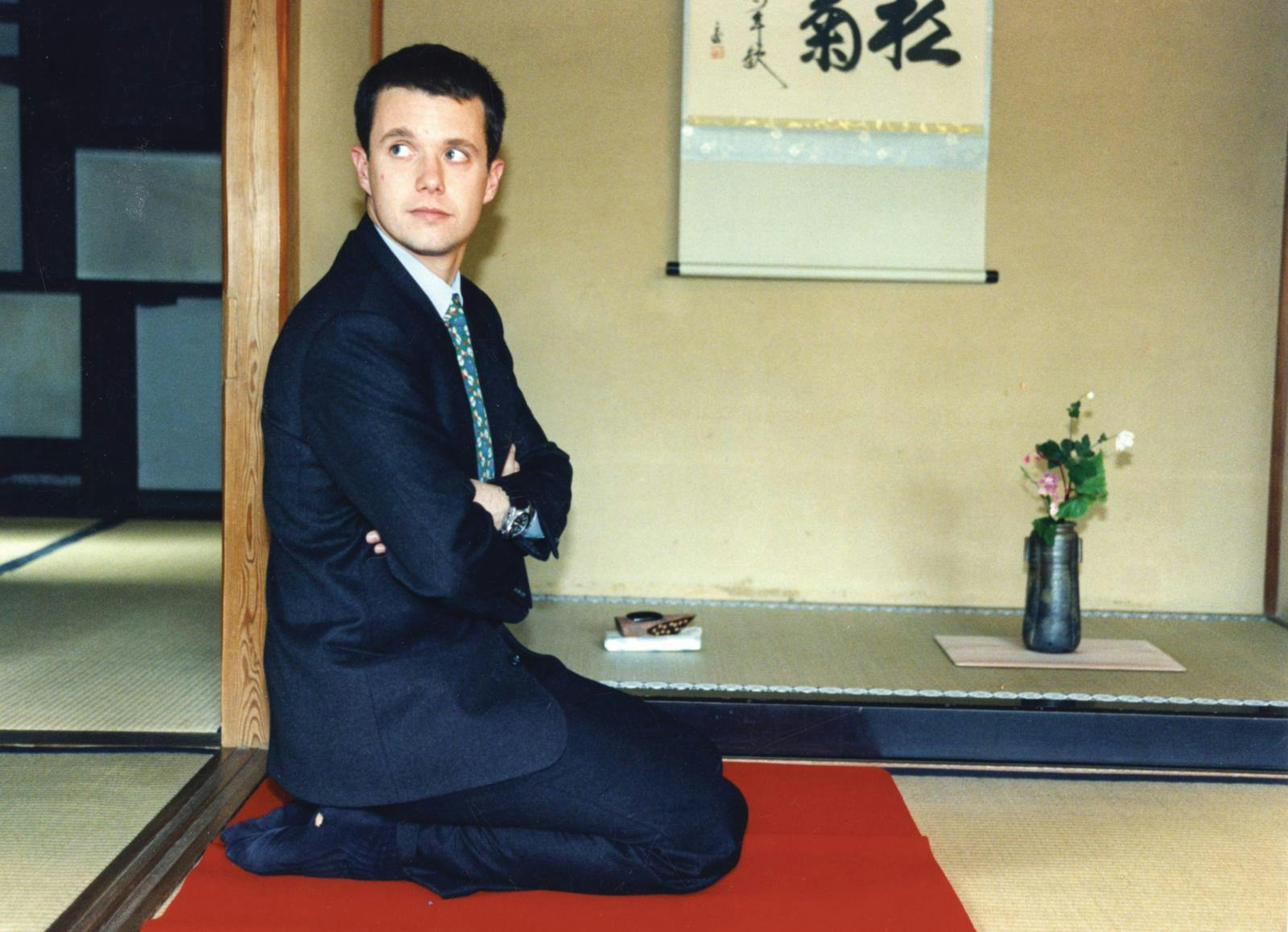 Daværende kronprins Frederik gæstede Japan i 1997 - med huller i strømperne.
