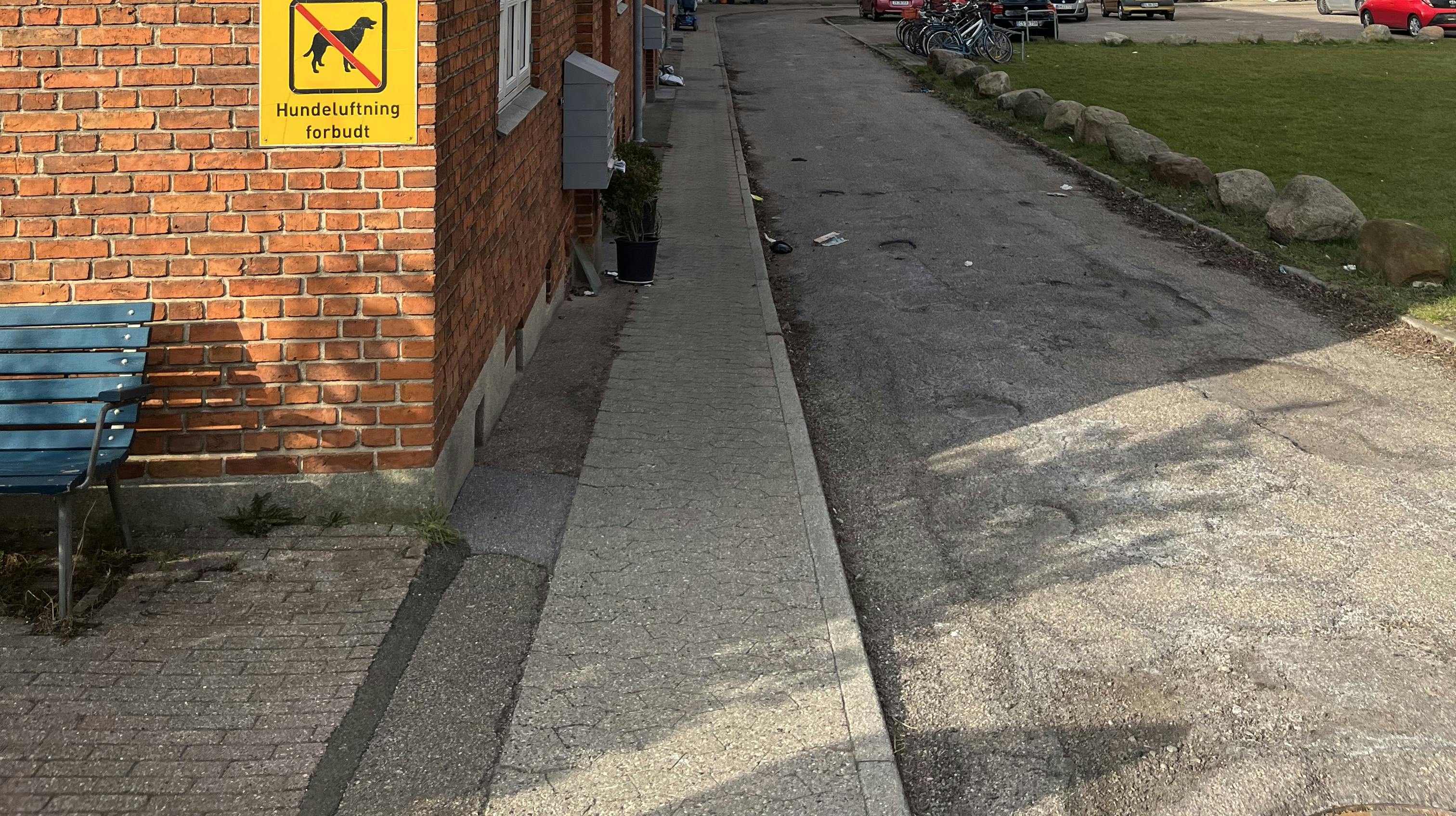 Ifølge politiet begik den 61-årige mand seriemord i Roskilde i februar og marts i år. Nu accepterer han frivilligt at blive bag tremmer i sagen.