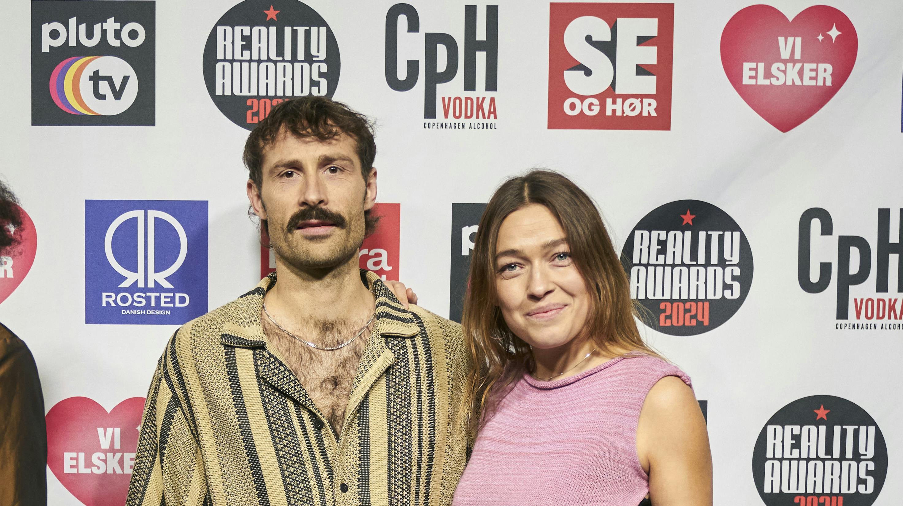 "Nybyggerne"-parret Napthali og Isabella Normann Noer smiler lidt ekstra for tiden. Isabella er nemlig gravid.