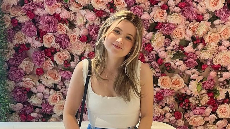 Influenceren Dominique McShain er gået bort i en alder af 21 år. For et år siden blev hun diagnosticeret med uhelbredelig tyktarmskræft.