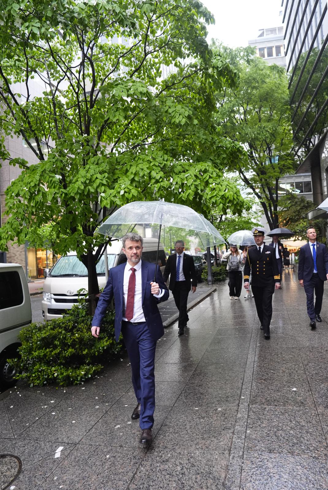 Kong Frederik spadserer gennem Ginza - et af Tokyos mest eksklusive shopping- og underholdningskvarterer.