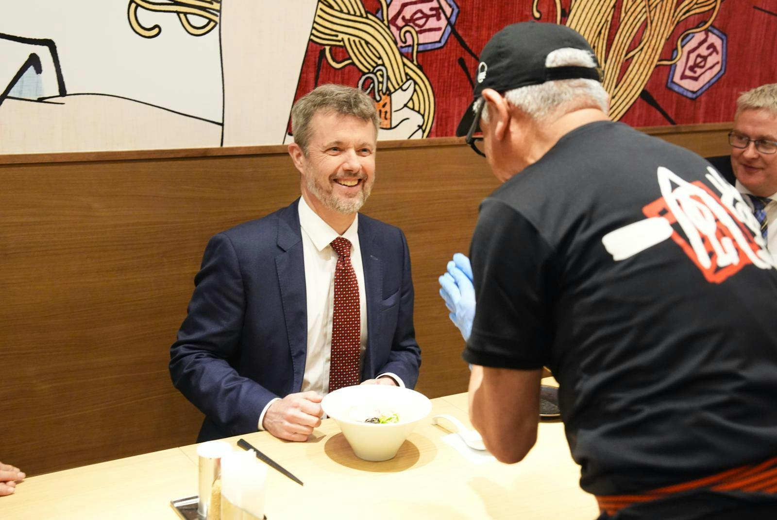 Kong Frederik konstaterer, at skålen er "very hot", da han får den præsenteret.