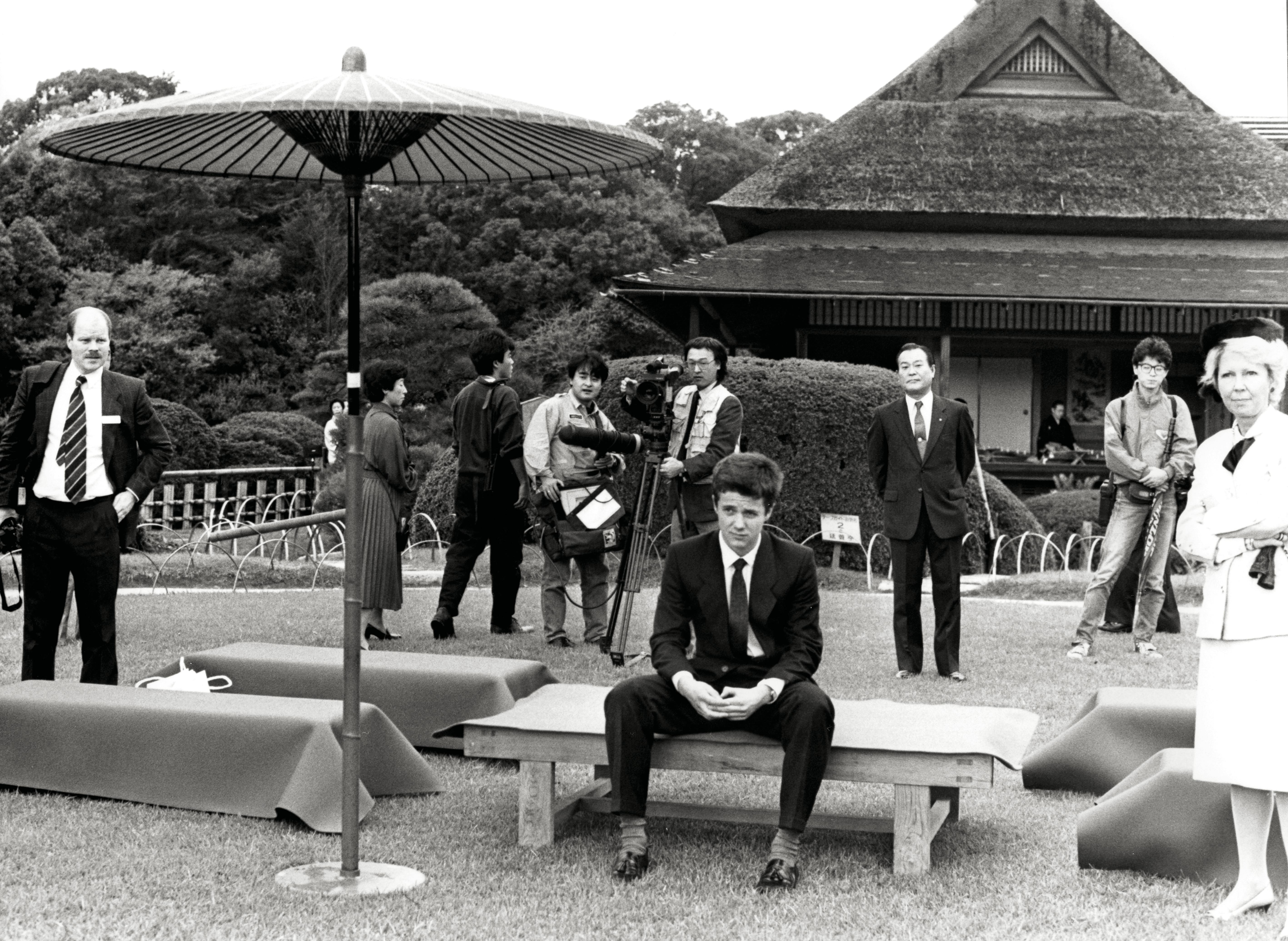 Kronprins Frederik deltager i dansk erhvervsfremstød i Japan i 1987. Sidder lidt fortabt som begivenhedens midtpunkt.Dato: januar 1987Foto: Ulla Aue