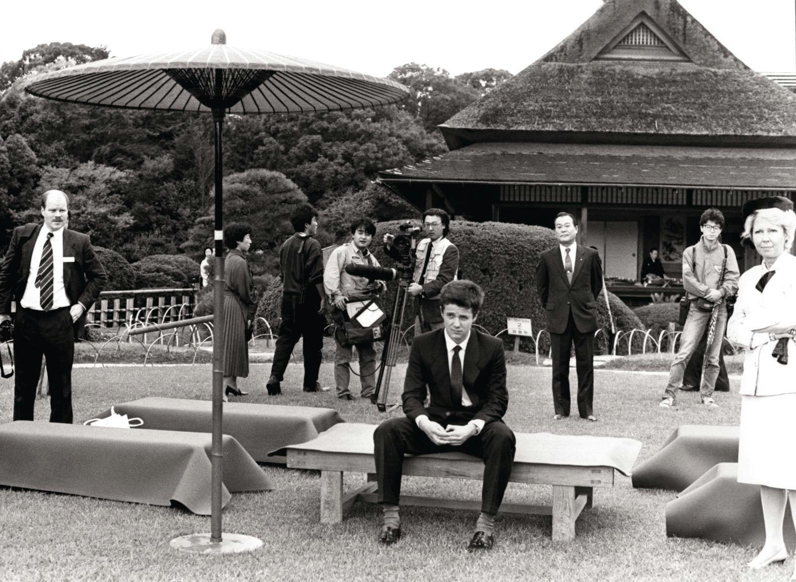 En ung kronprins Frederik på sit første officielle besøg i Japan i 1987.