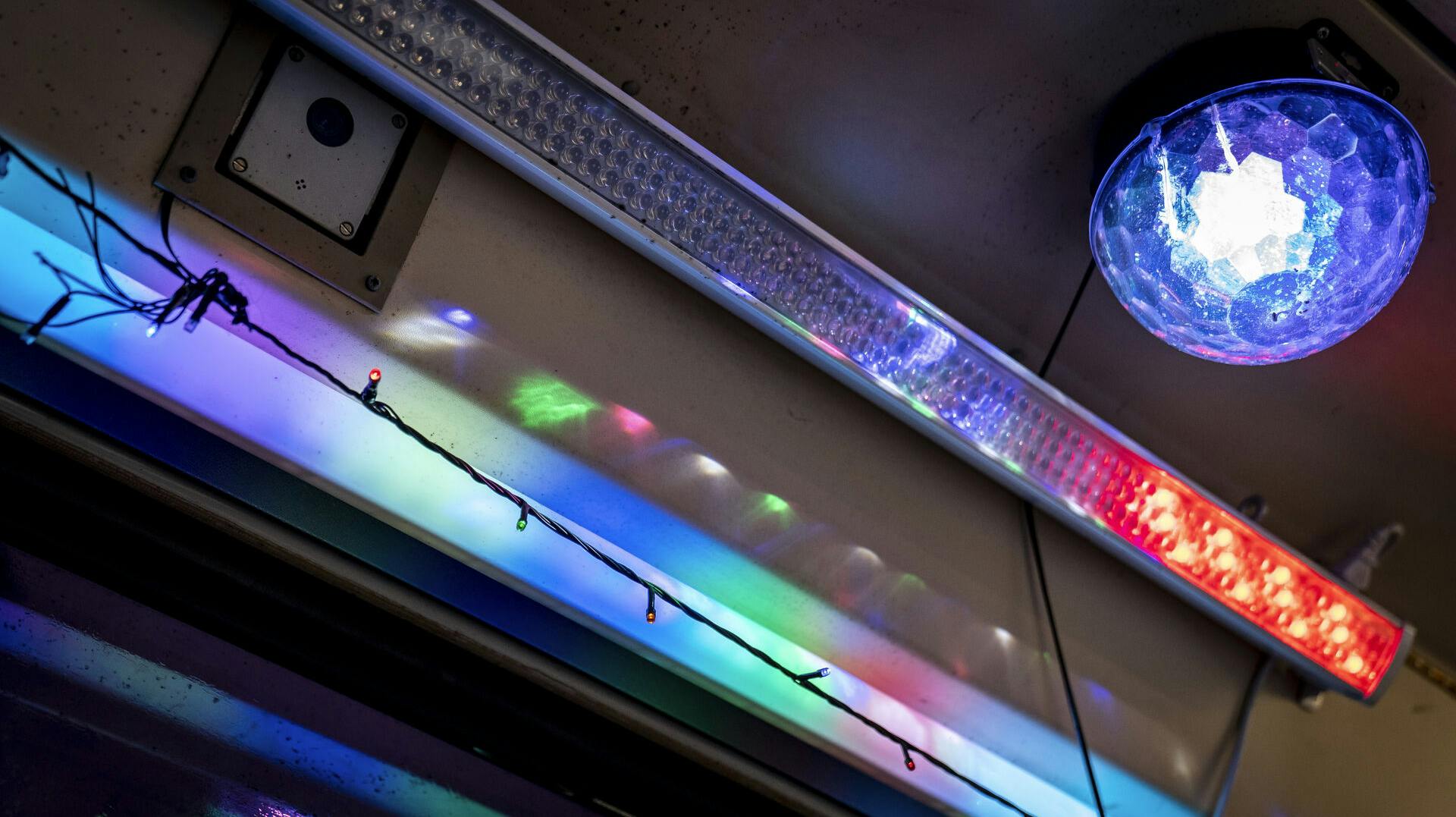 Borgere kan blive PCR testet i Partybus i Ishøj, tirsdag den 23. februar 2021. Imens at borgerne bliver testet, kan de lytte til musik og se på diskolys.. (Foto: Mads Claus Rasmussen/Ritzau Scanpix)