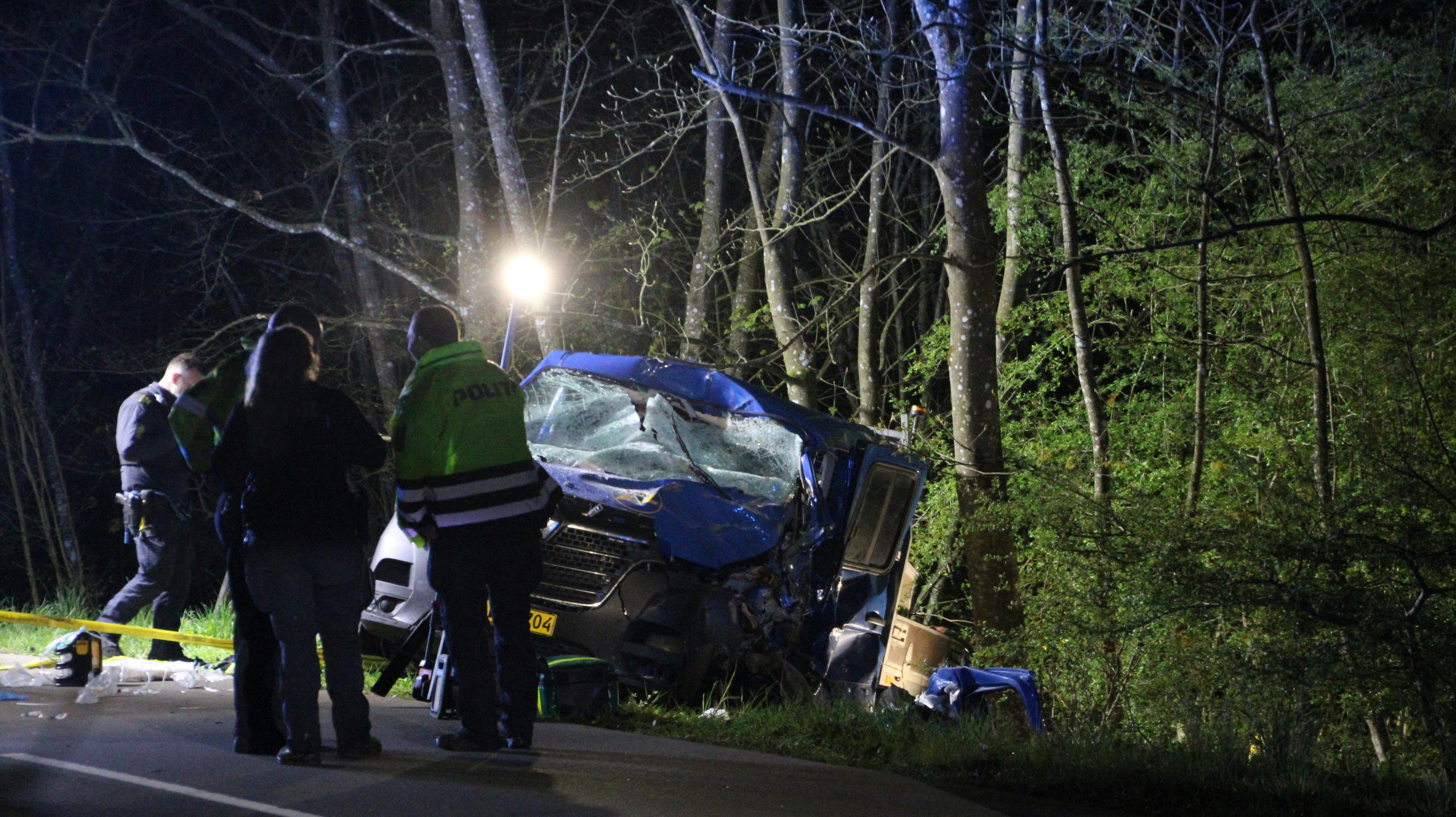 Den 41-årige chauffør af varebilen blev fastklemt i forbindelse med ulykken, hvor han kom alvorligt til skade.