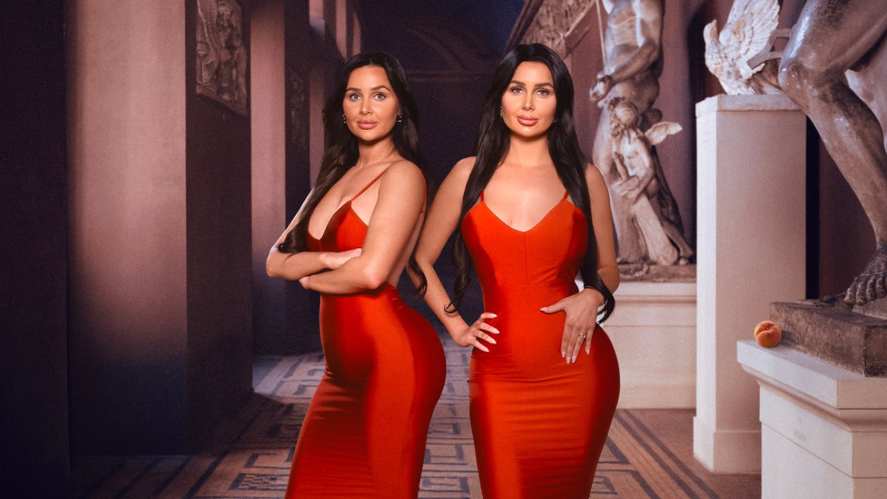 Efter to sæsoner af "Paradise Hotel" har Vivi Bach fået sin egen serie sammen med tvillingesøsteren: "Vivi & Isabell: Os mod verden".