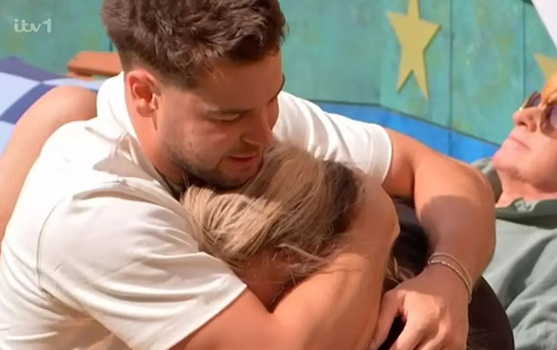 Siwa er blevet bemærkelsesværdigt tæt med Chris Hughes under sit ophold.