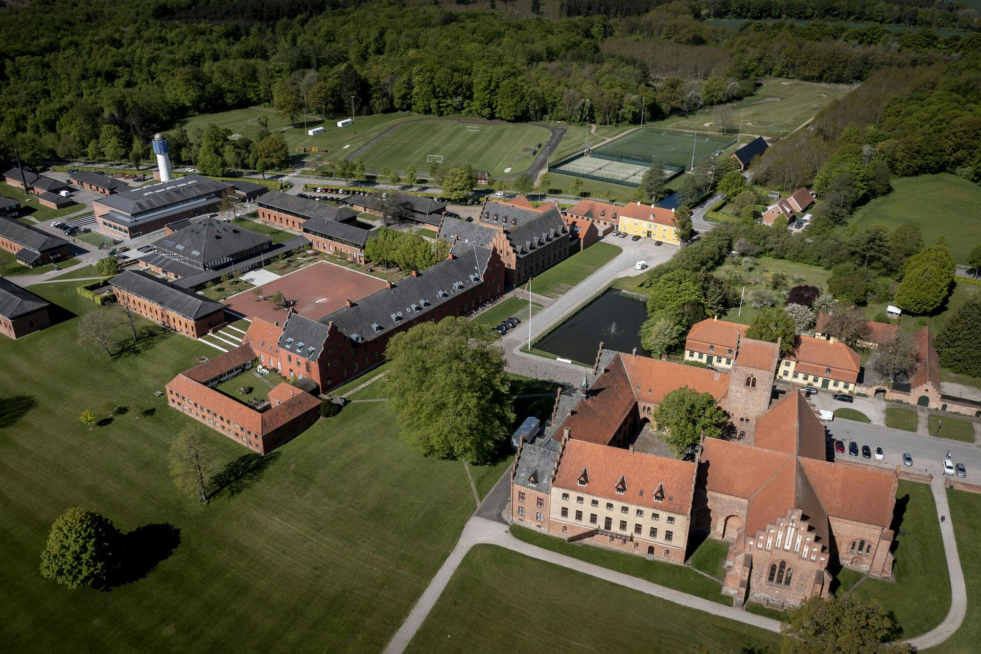 Herlufsholm Skole og Gods fotograferet fra drone, onsdag den 19. maj 2021. Efter sommerferien skal kronprinsparrets ældste barn, Prins Christian, gå på Herlufsholm Gymnasium i Næstved. Herlufsholm Skole blev stiftet den 23. maj 1565. (Foto: Mads Claus Rasmussen/Ritzau Scanpix)
