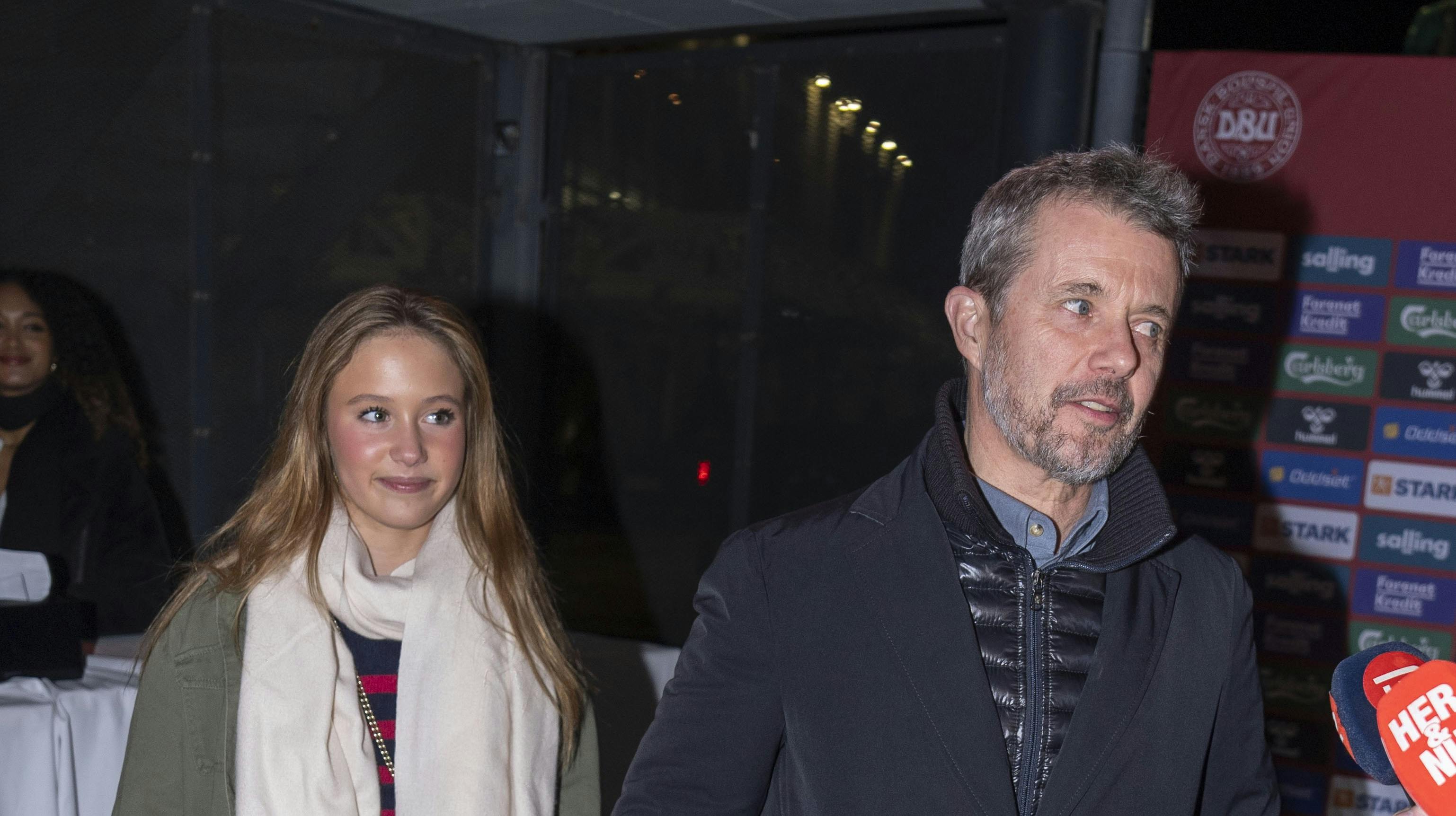 Hvad: Kendte ankommer til landskamp i Parken – ”rød løber”Journalist: Saad Ahmad – skal videre ind og dække kampen efter kendisankomst – 27 52 83 18 Straksbilleder: Ja