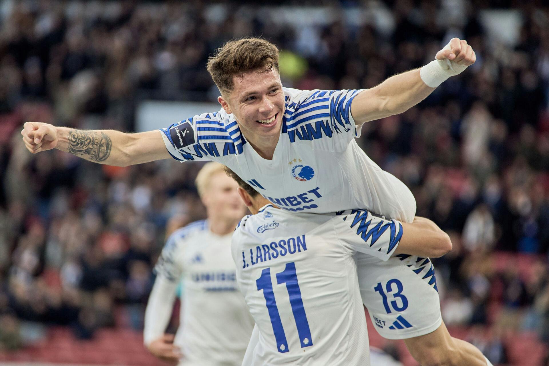 FCKs Jordan Larsson og Rodrigo Huescas efter scoring under superligakampen mellem FC København og Randers FC i Parken i København mandag den 31. marts 2025.. (Foto: Thomas Traasdahl/Ritzau Scanpix)