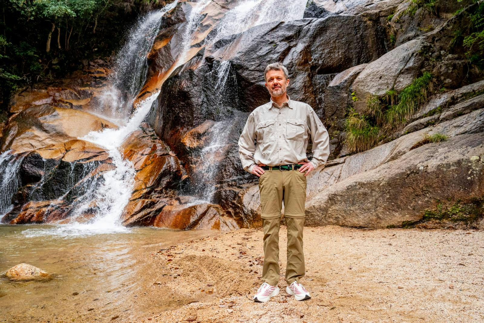 Også kongen kom tæt på den japanske natur - dog her i mere vestligt outfit.