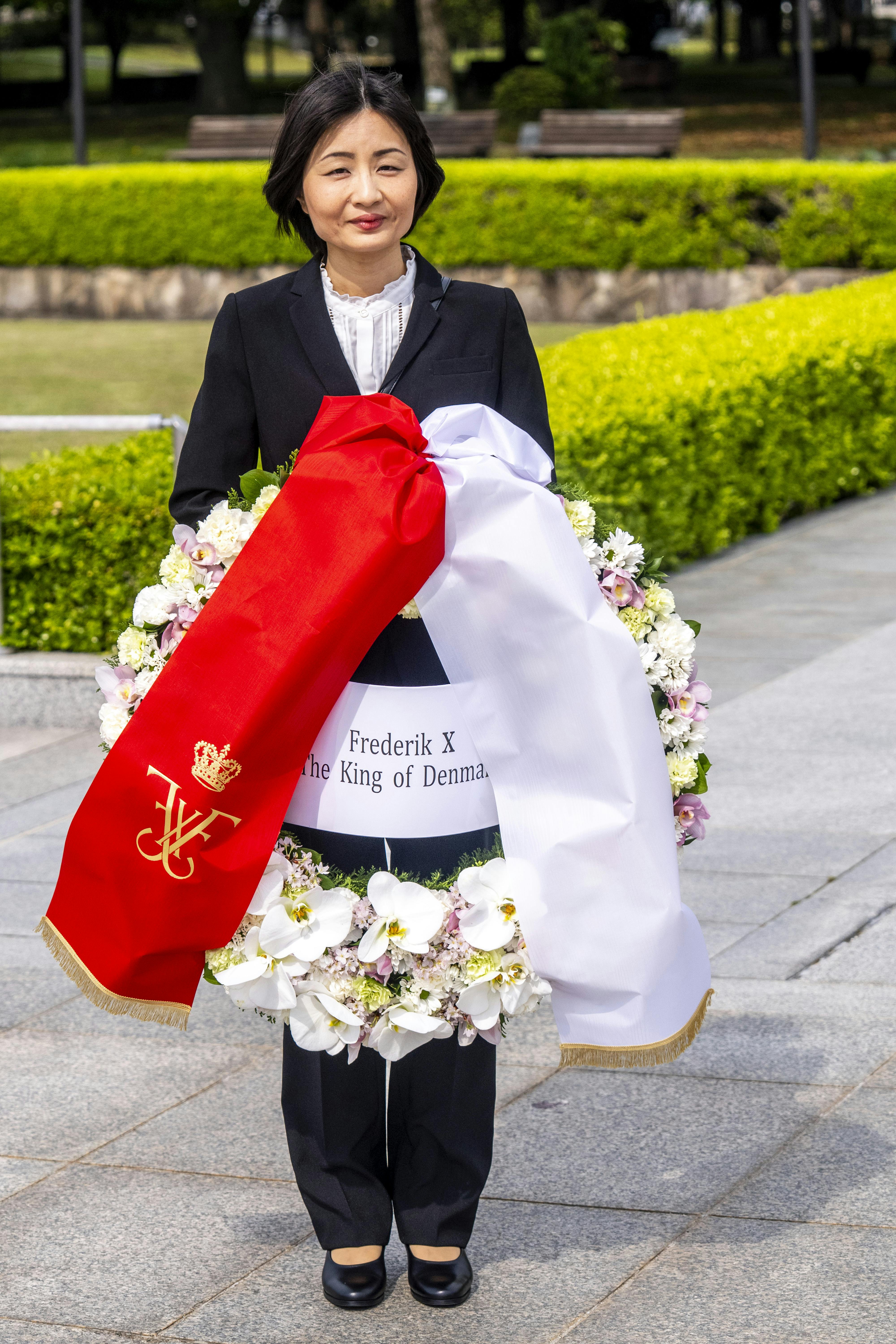 Mindehøjtidelighed i Hiroshima09.30Kongen deltager i 80-års mindehøjtidelighed for atombomberne i Hiroshima og Nagasaki. Kongen lægger en krans ved Hiroshima Victims Memorial Cenotaph – et mindesmærke for de mange ofre med budskabet: “Let all the souls here rest in peace, for we shall not repeat the evil.”