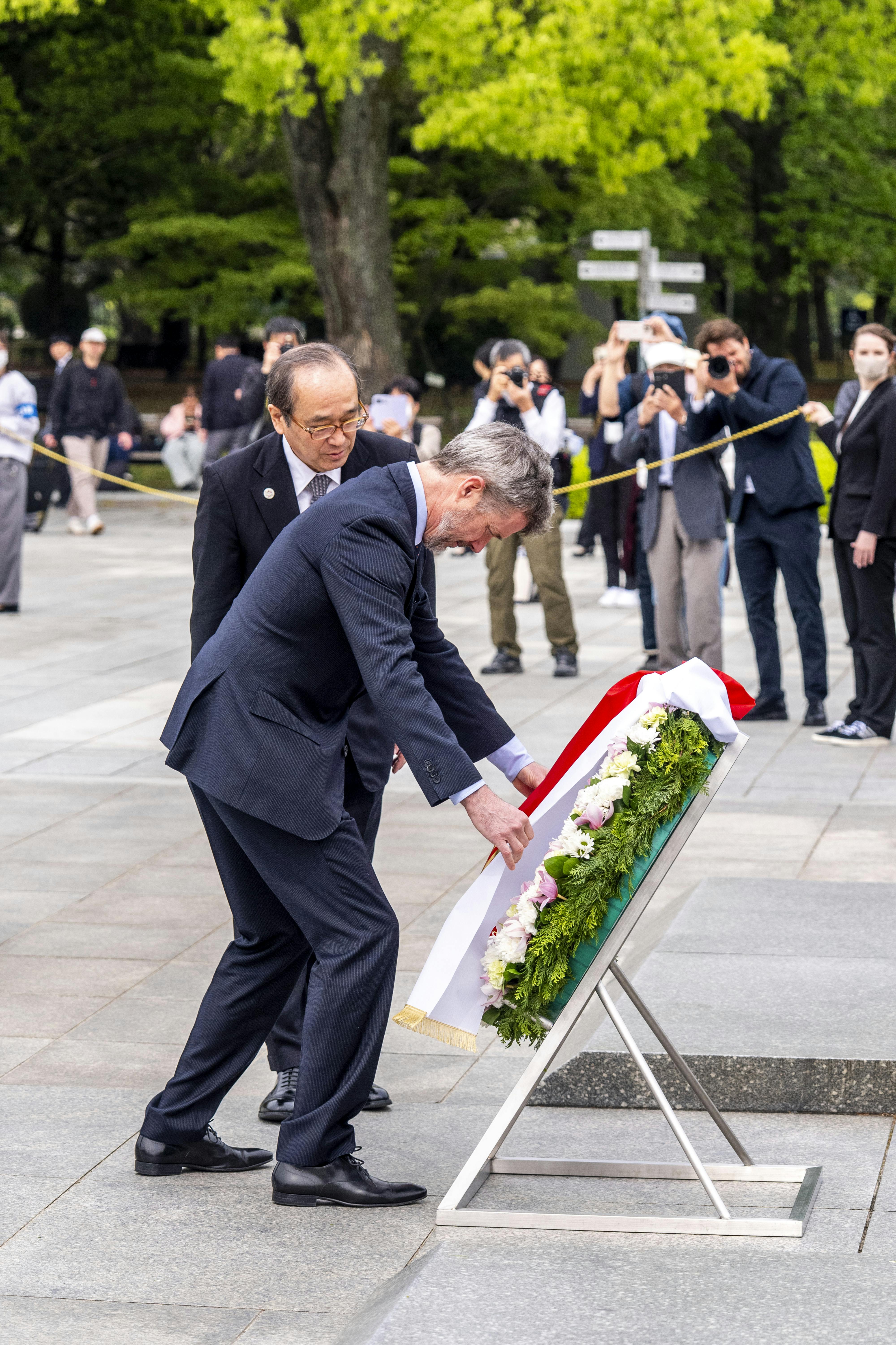 Mindehøjtidelighed i Hiroshima09.30Kongen deltager i 80-års mindehøjtidelighed for atombomberne i Hiroshima og Nagasaki. Kongen lægger en krans ved Hiroshima Victims Memorial Cenotaph – et mindesmærke for de mange ofre med budskabet: “Let all the souls here rest in peace, for we shall not repeat the evil.”
