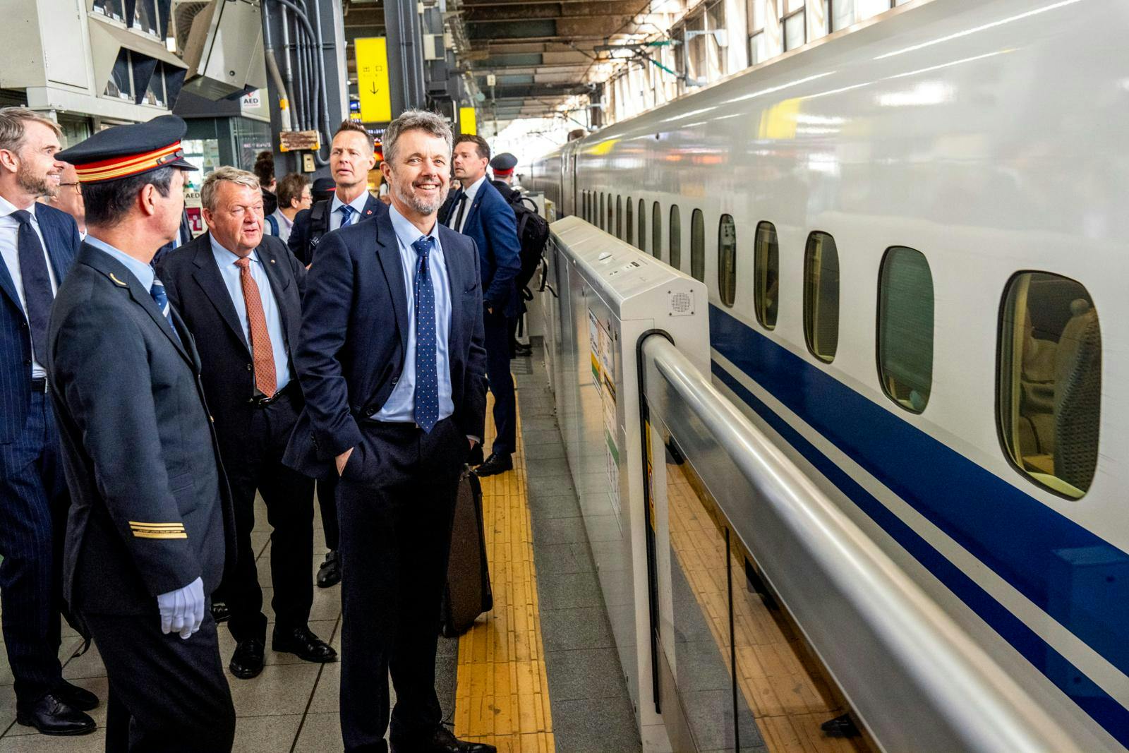 Der er dømt mørkere jakkesæt, når Lars Løkke Rasmussen og kongen tager på mission for Danmark. I hvert fald det meste af tiden.