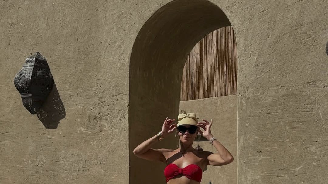 Caroline Fleming, 49, fandt bikinien frem i påsken, hvor hun nød varmen i ørkenbyen Dubai.