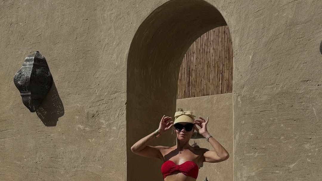Caroline Fleming, 49, fandt bikinien frem i påsken, hvor hun nød varmen i ørkenbyen Dubai.