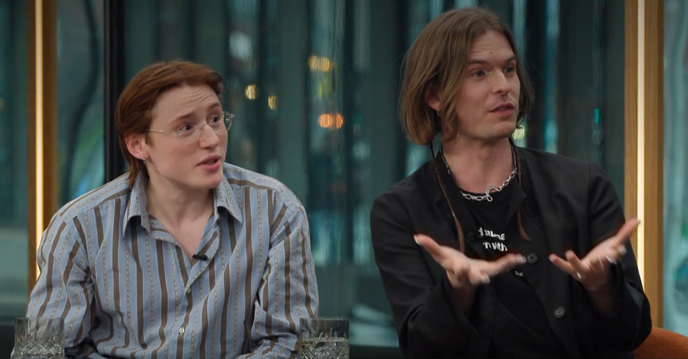 Instruktør Mathias Broe viser, hvordan den første hvalp blev taget imod bag kameraet. Til venstre er det skuespiller Nina Rask.