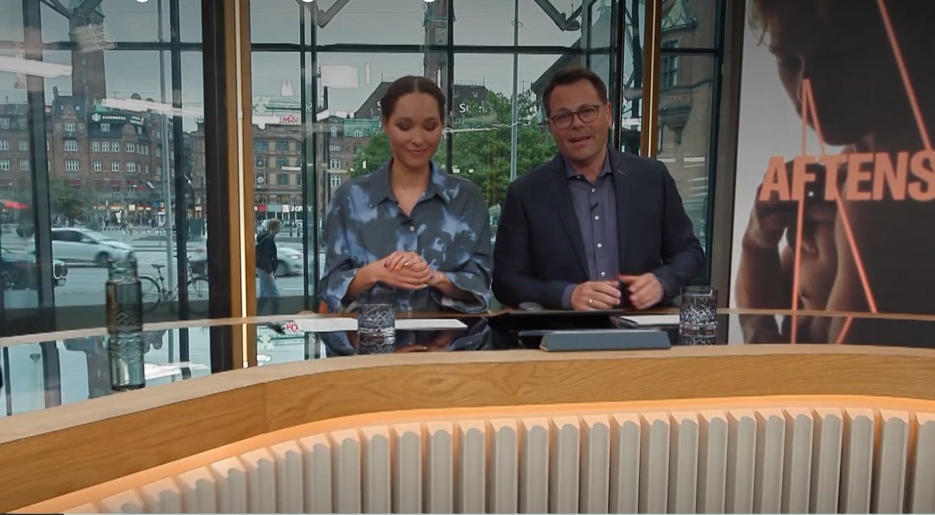 En halv time inde i "Aftenshowet" havde Kristian Ring-Hansen Holt noget af en meddelelse til seerne.