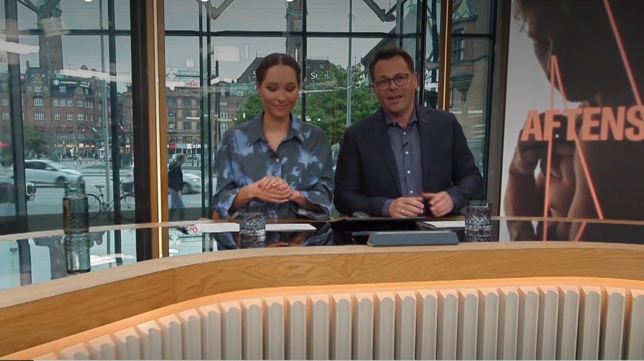 En halv time inde i "Aftenshowet" havde Kristian Ring-Hansen Holt noget af en meddelelse til seerne.