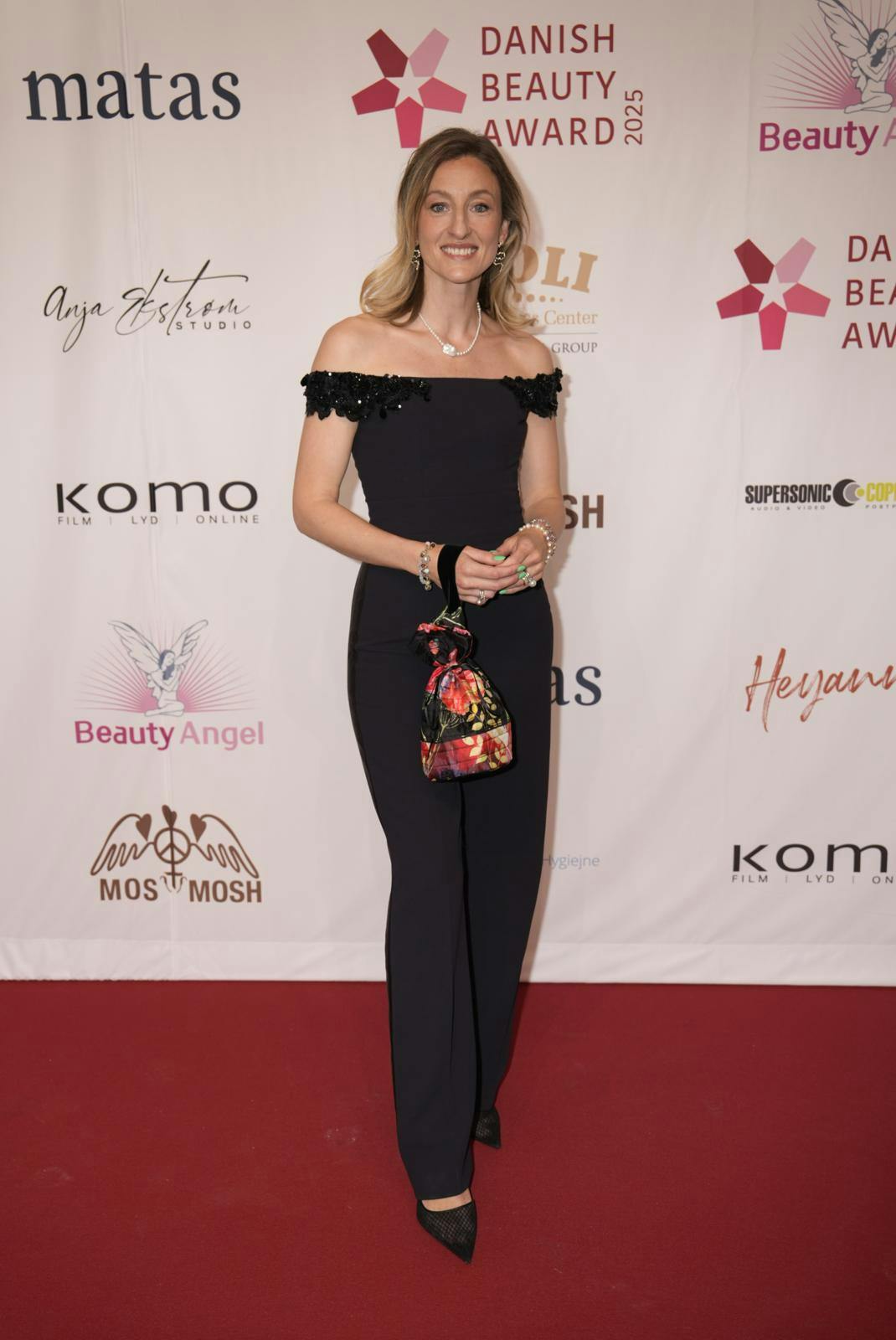 Annemette Voss i stilet buksesæt.